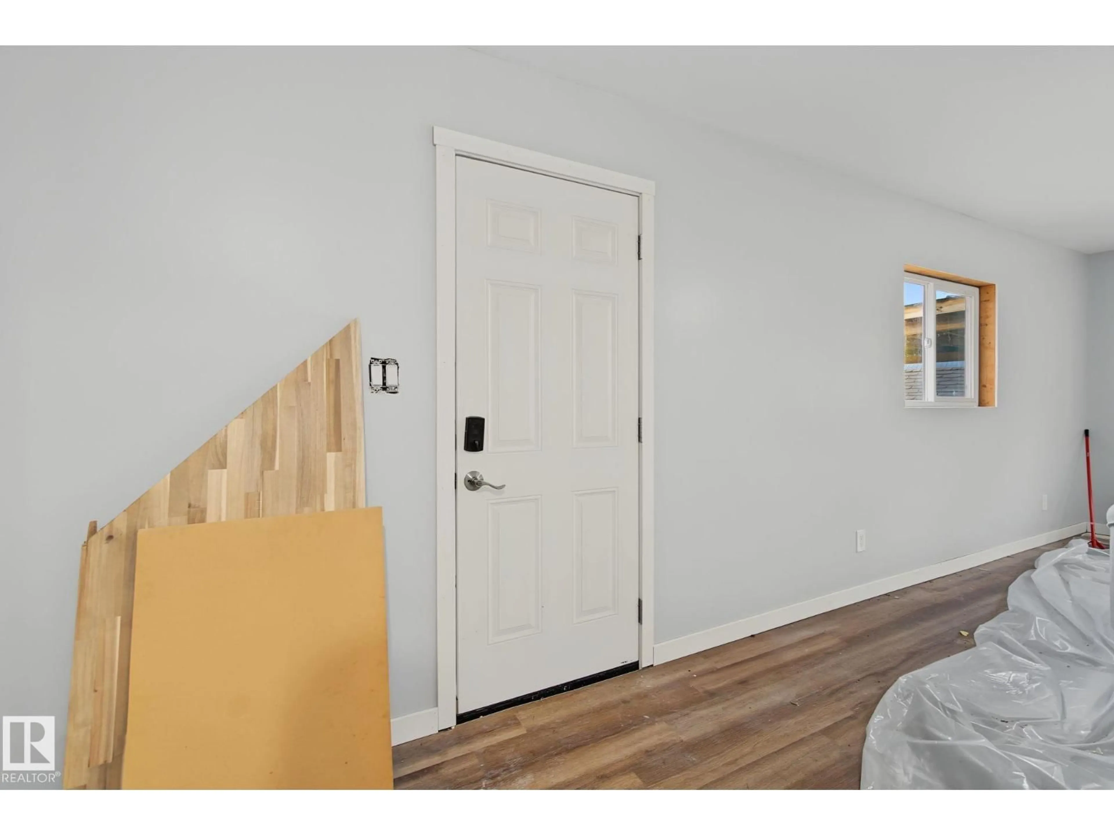 Indoor entryway for 21 SPRUCE CR, Rural Lac Ste. Anne County Alberta T0E0A0