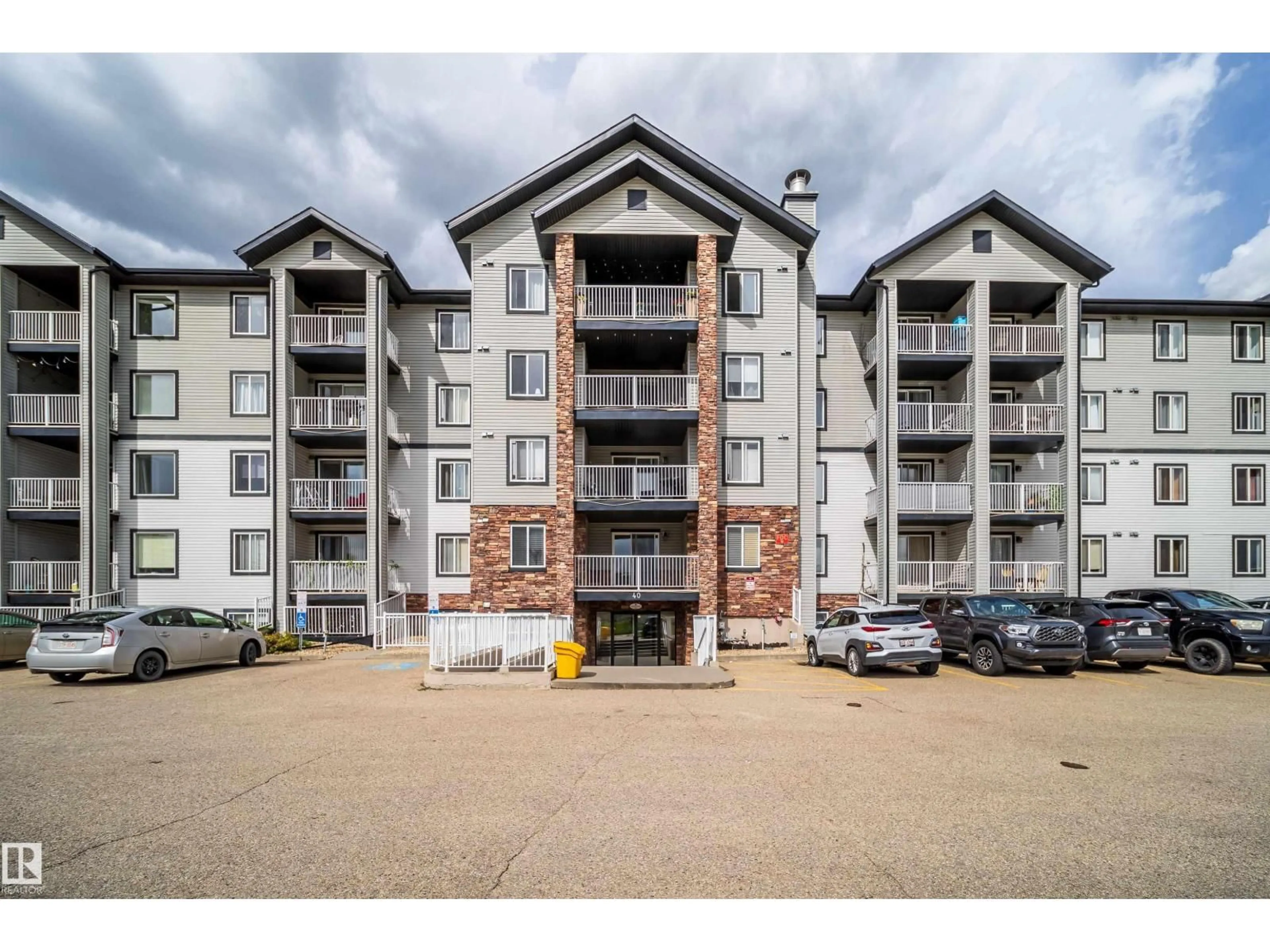 A pic from outside/outdoor area/front of a property/back of a property/a pic from drone, building for 40 - 212 SUMMERWOOD BV, Sherwood Park Alberta T8H0C3