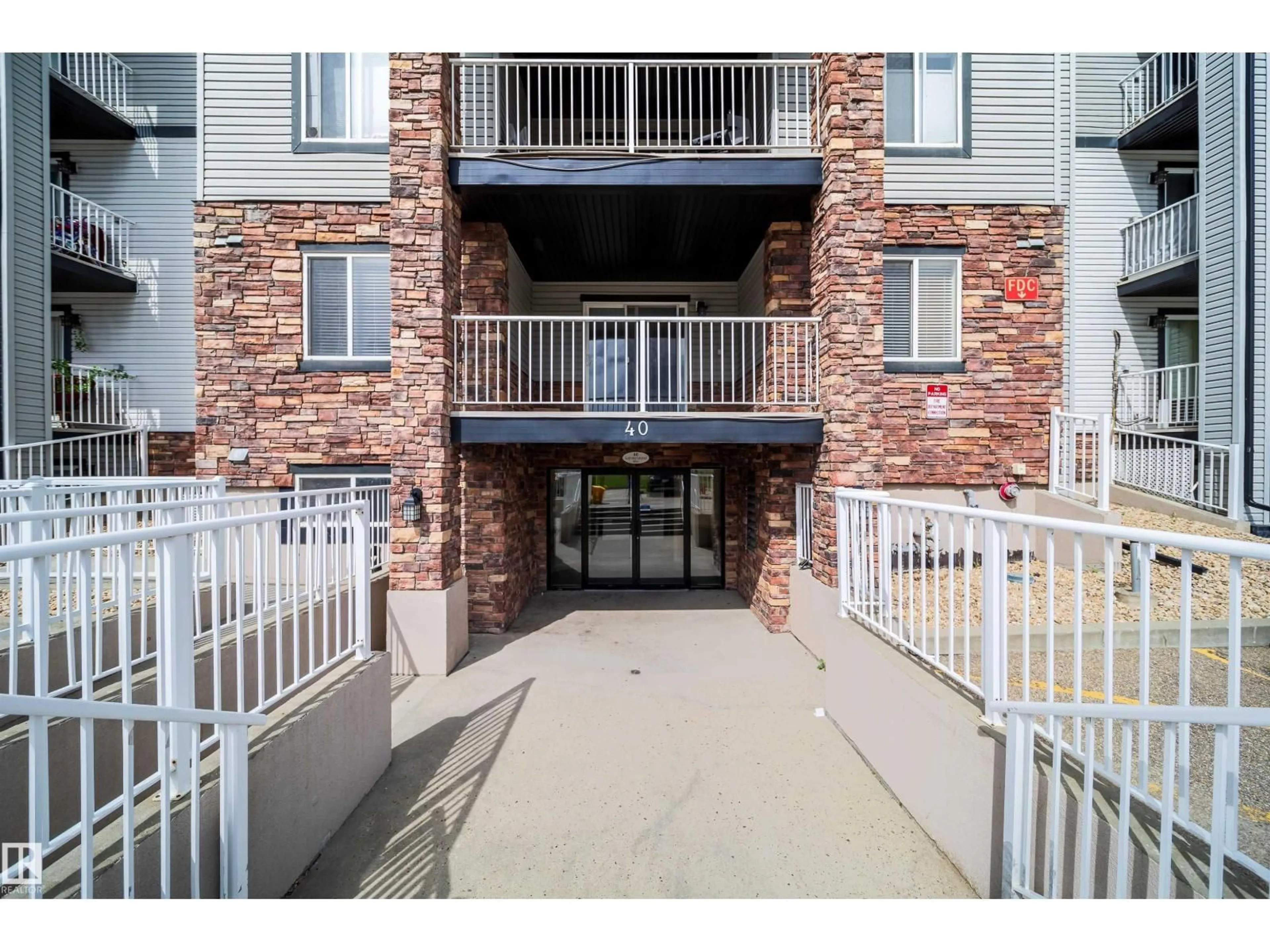 Indoor foyer for 40 - 212 SUMMERWOOD BV, Sherwood Park Alberta T8H0C3