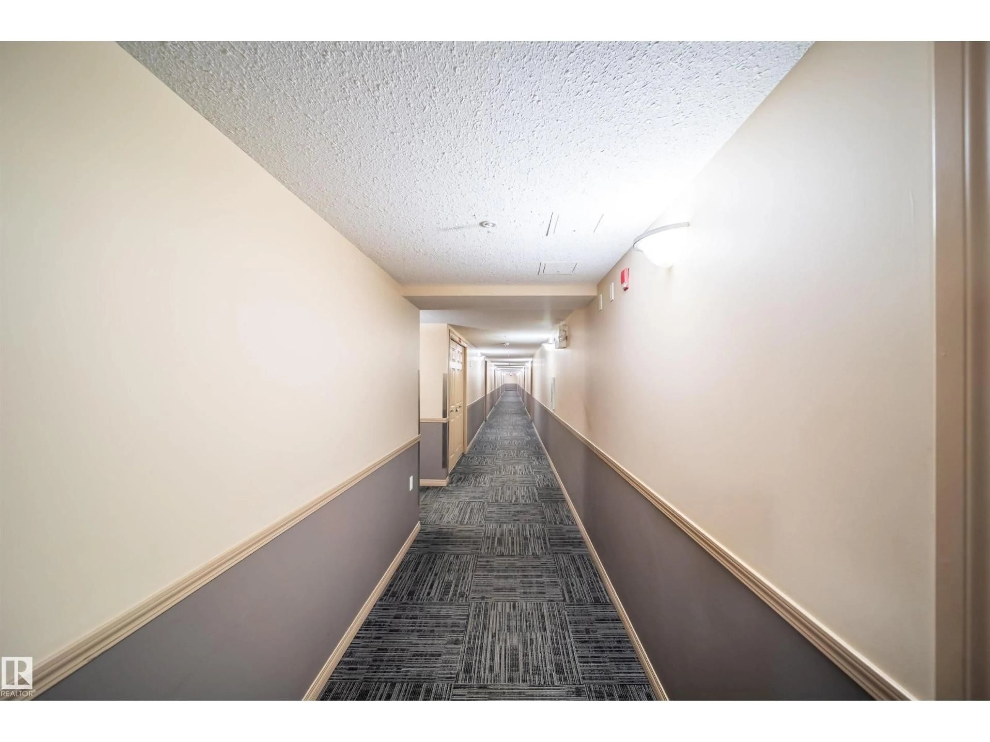 Indoor foyer for 40 - 212 SUMMERWOOD BV, Sherwood Park Alberta T8H0C3