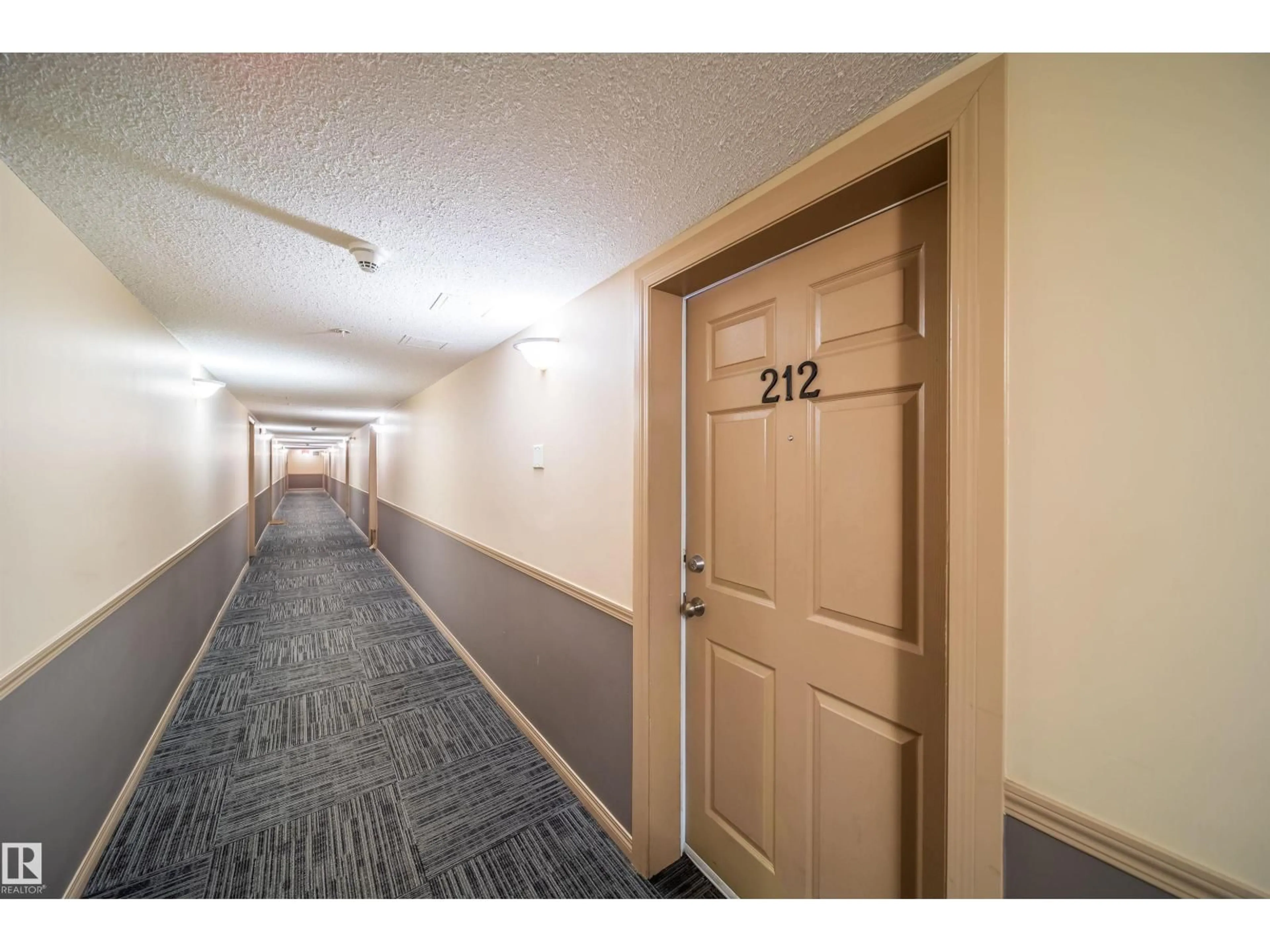 Indoor foyer for 40 - 212 SUMMERWOOD BV, Sherwood Park Alberta T8H0C3
