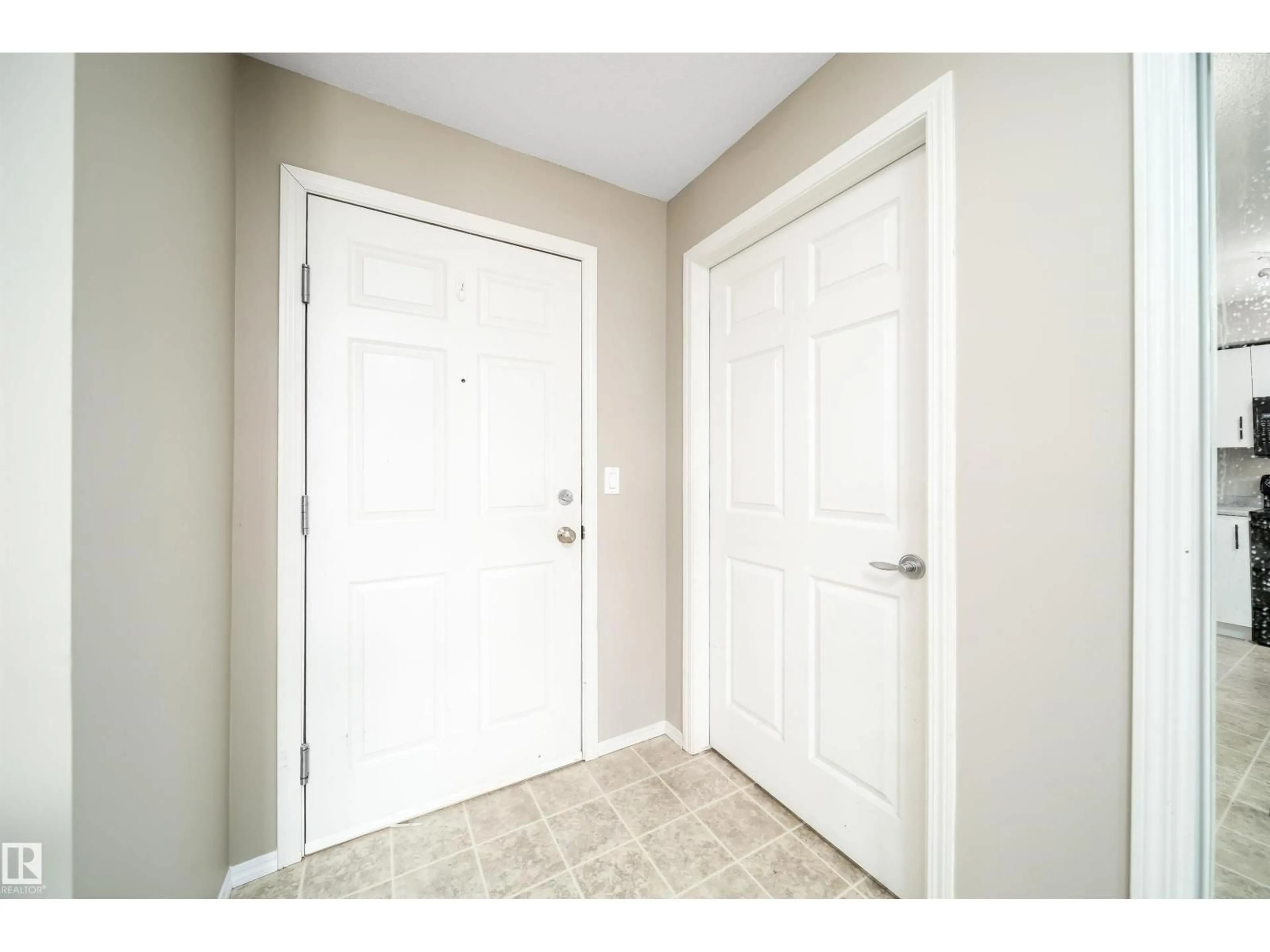 Indoor entryway for 40 - 212 SUMMERWOOD BV, Sherwood Park Alberta T8H0C3