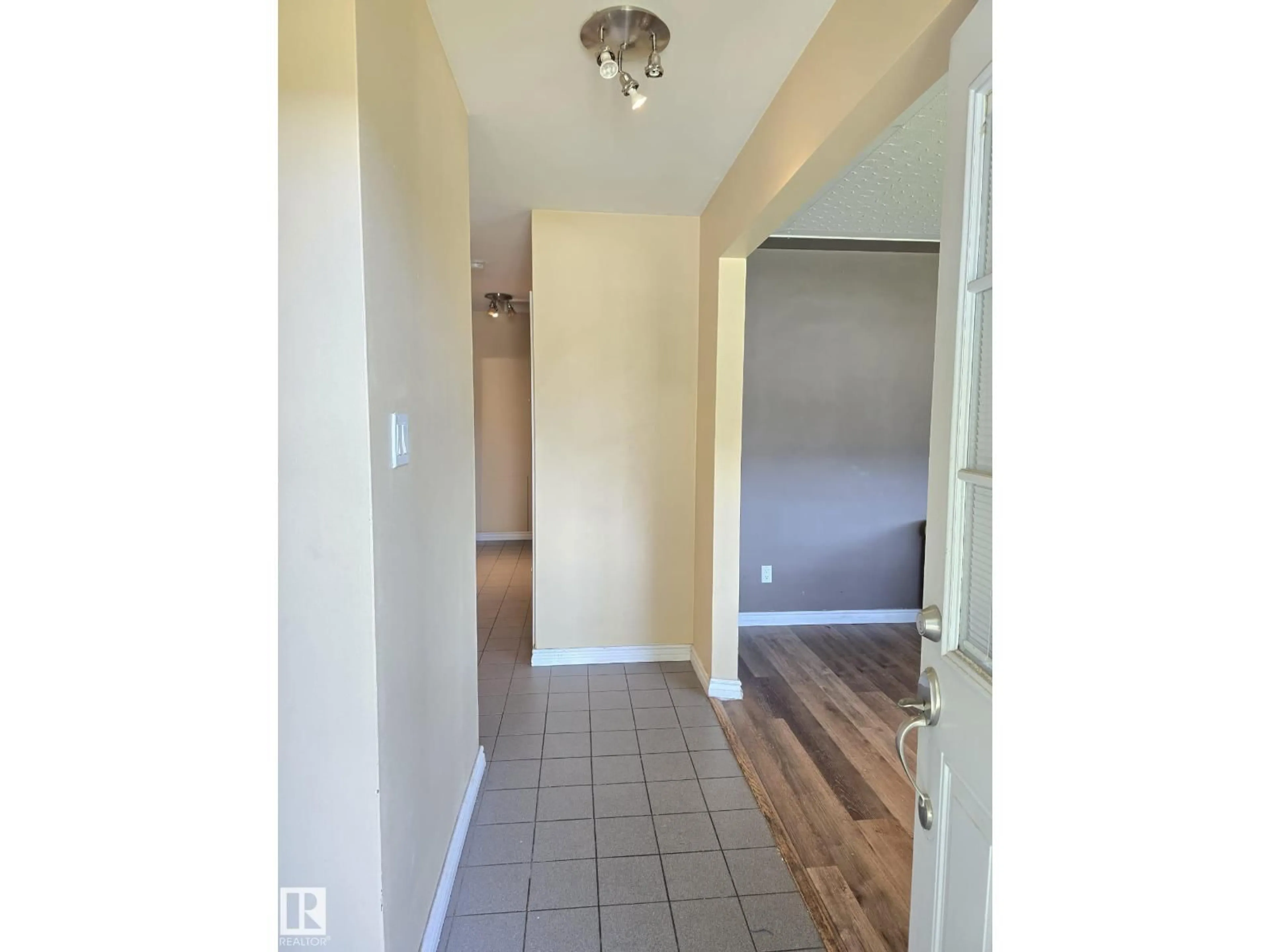 Indoor entryway for 9616 63 AV, Edmonton Alberta T6E0G5