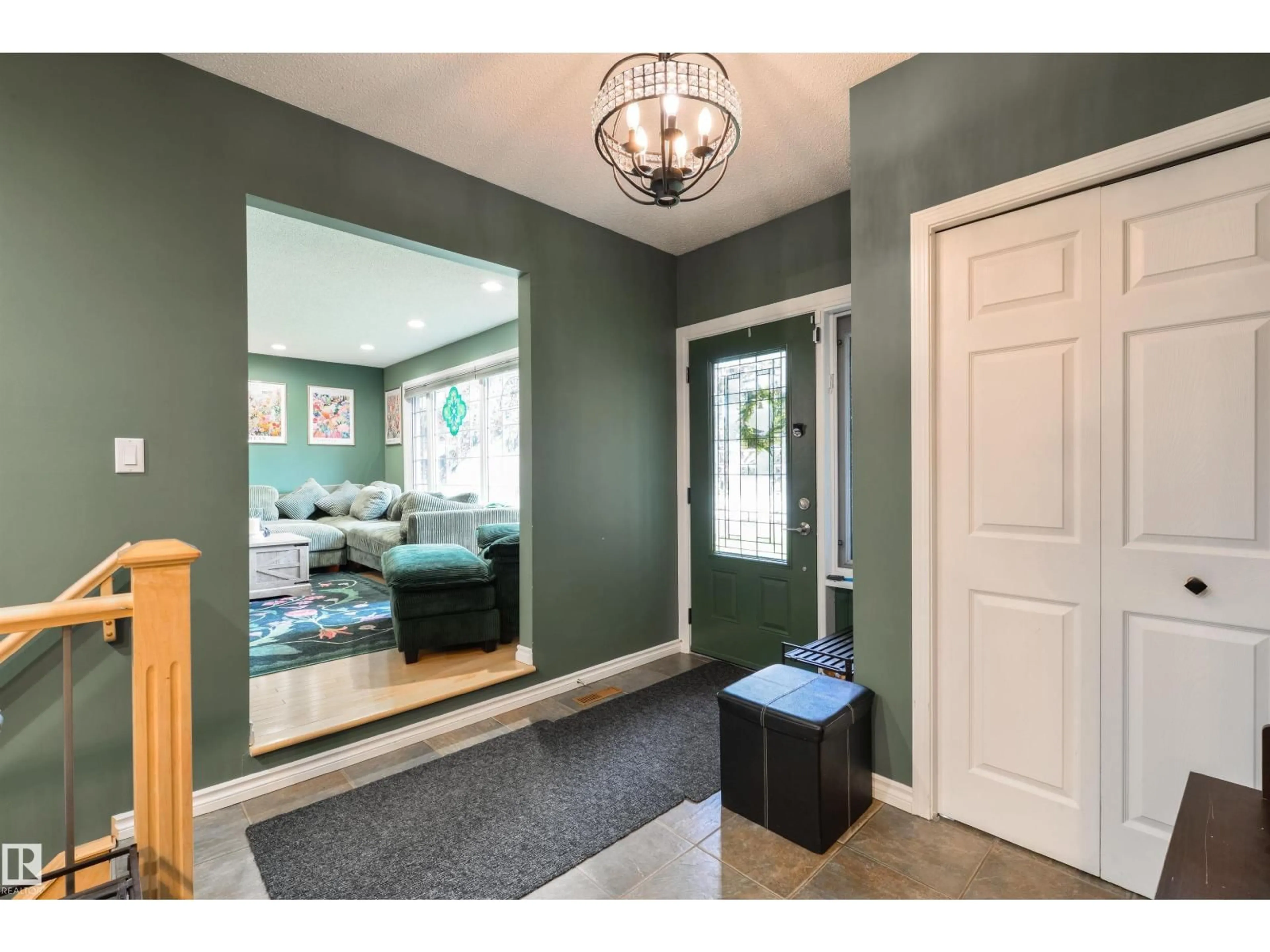 Indoor entryway for 94 WOLF CR, Edmonton Alberta T5T1E2