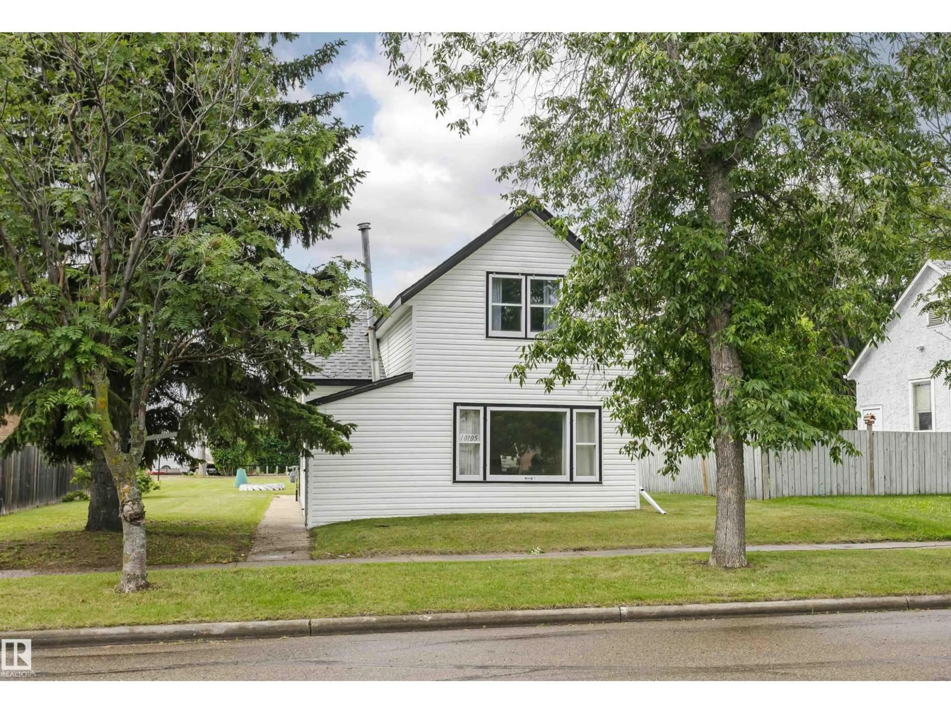 Home with vinyl exterior material, street for 10105 98 AV, Morinville Alberta T8R1G3