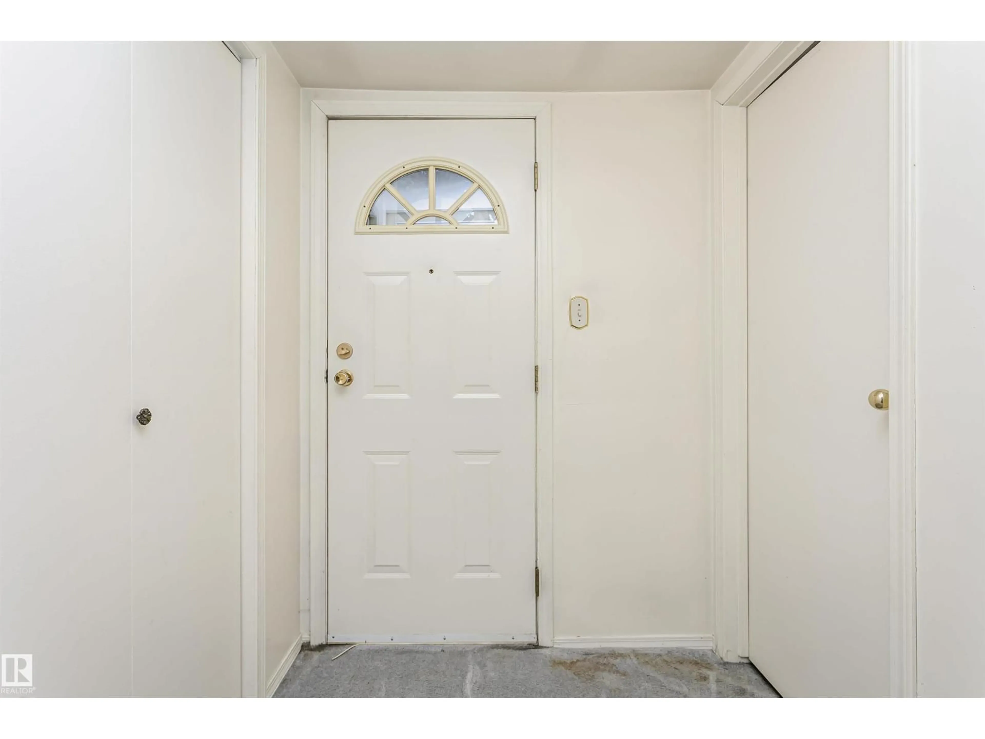 Indoor entryway for 10105 98 AV, Morinville Alberta T8R1G3