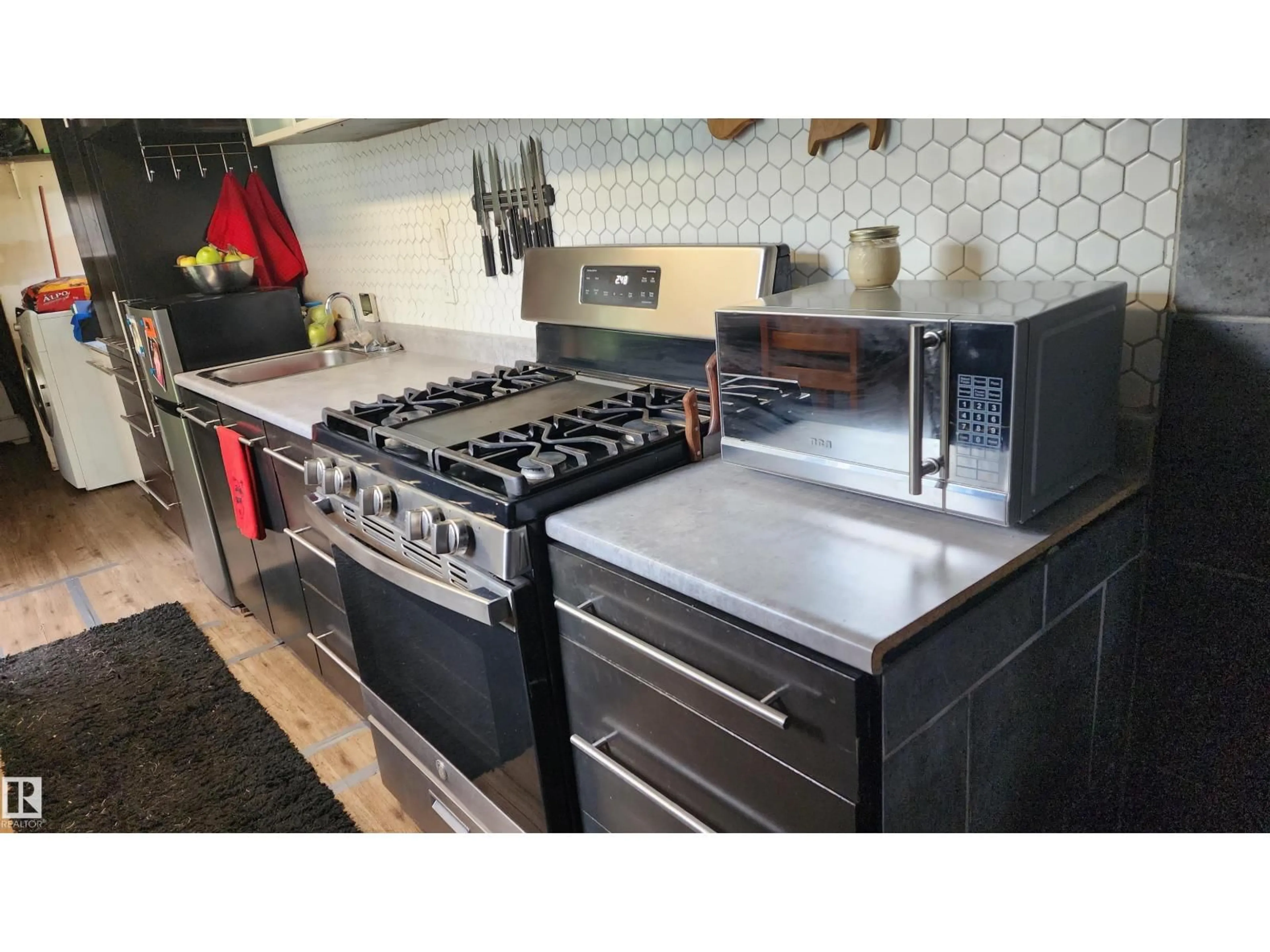 Contemporary kitchen, ceramic/tile floor for 52 - 560 TWP RD RGE RD, Rural St. Paul County Alberta T0A1A0