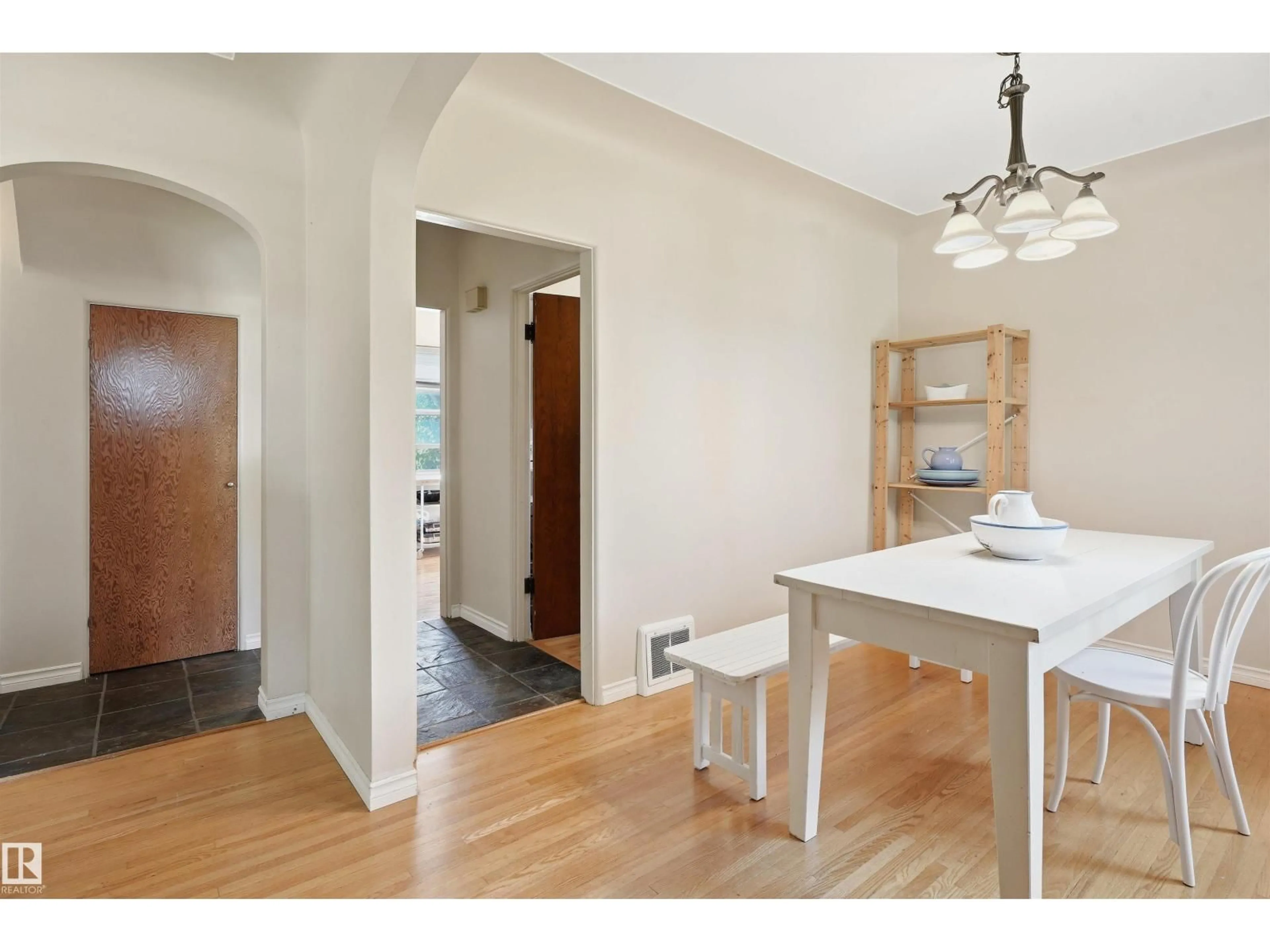 Indoor entryway for 11334 104 ST, Edmonton Alberta T5G2K8