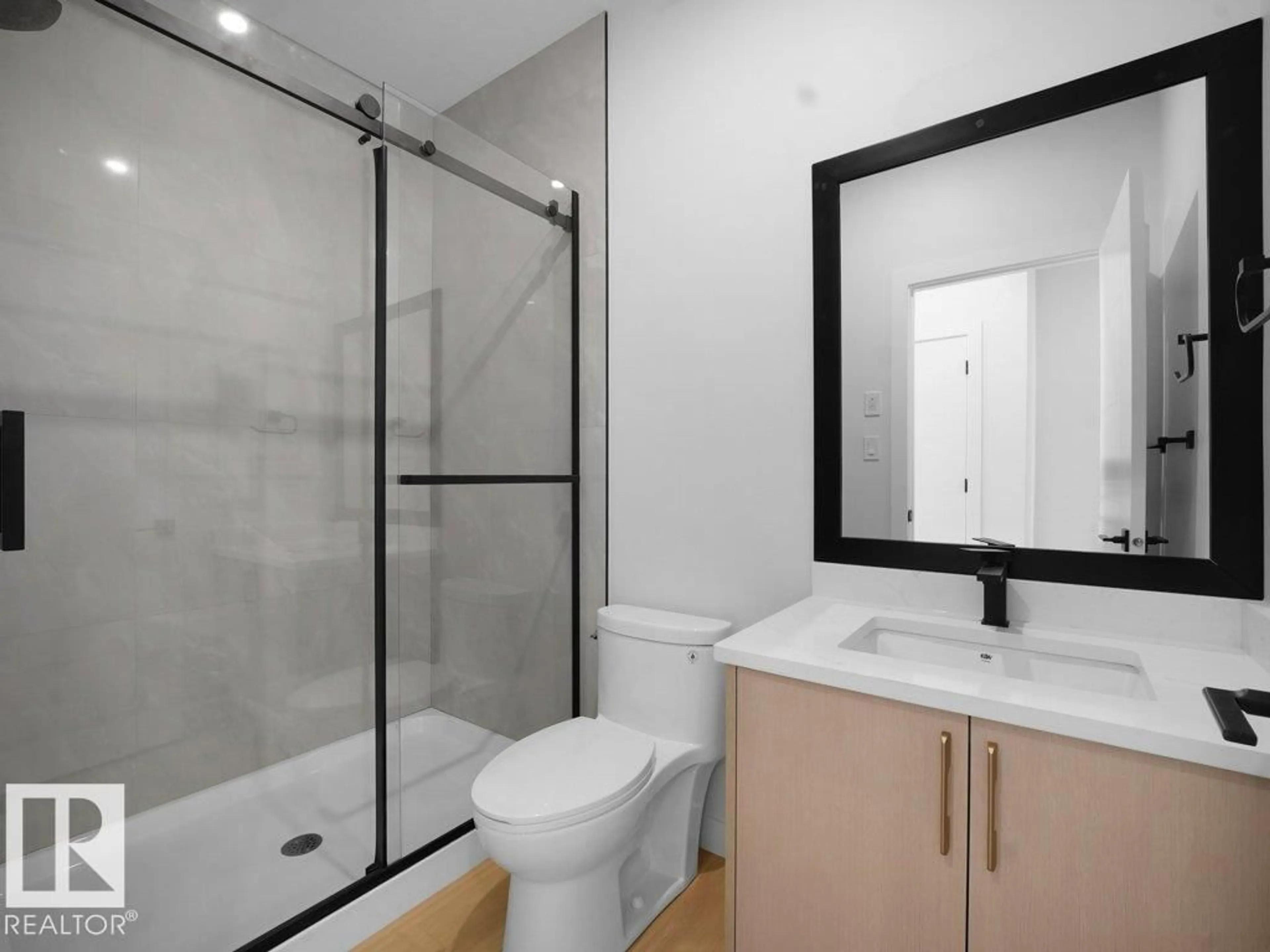 Standard bathroom, unknown for 1135 STARLING DRIVE DRIVE, Edmonton Alberta T5S0X9