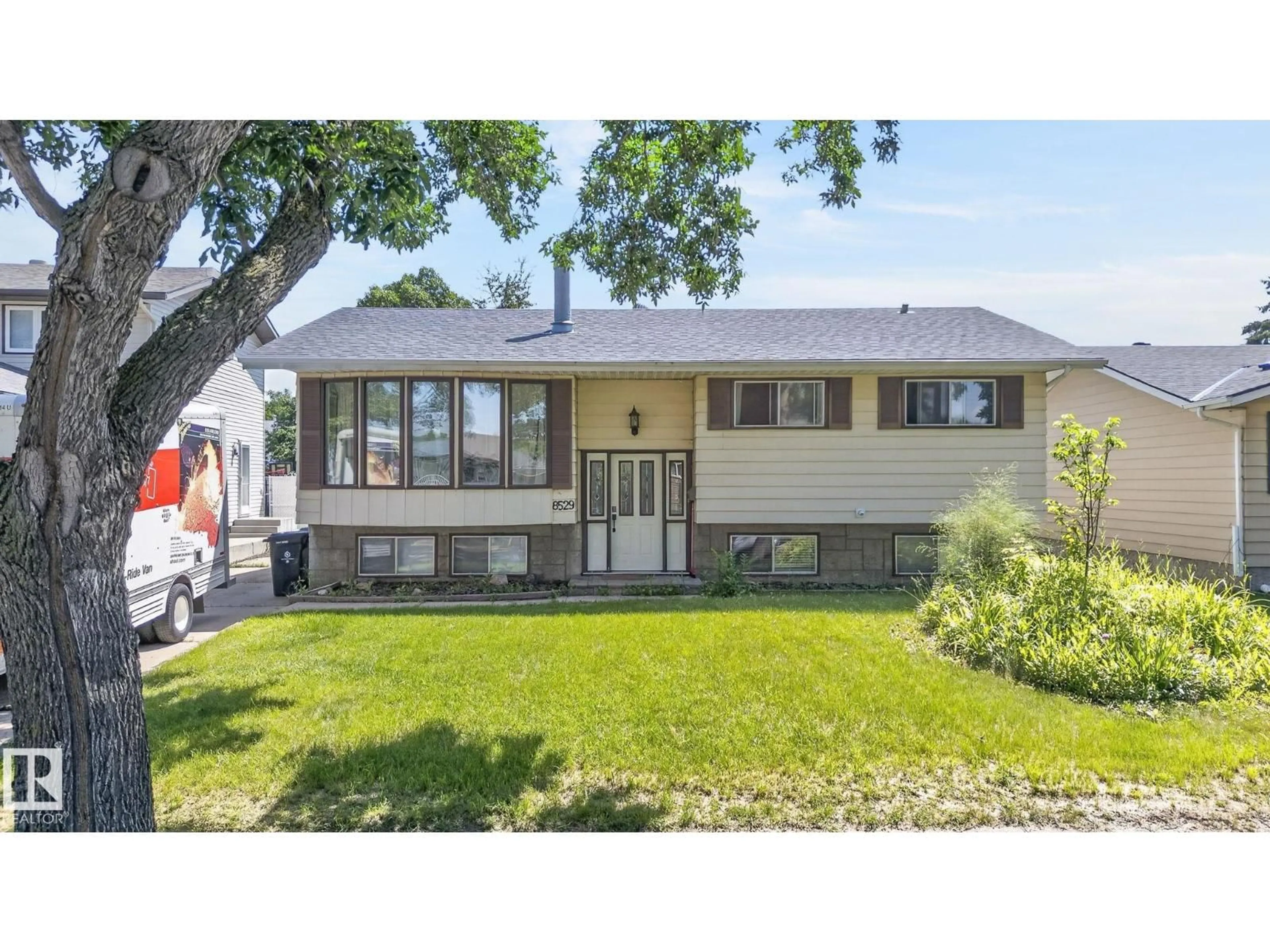 Home with vinyl exterior material, street for 8529 95 AV, Fort Saskatchewan Alberta T8L2R8
