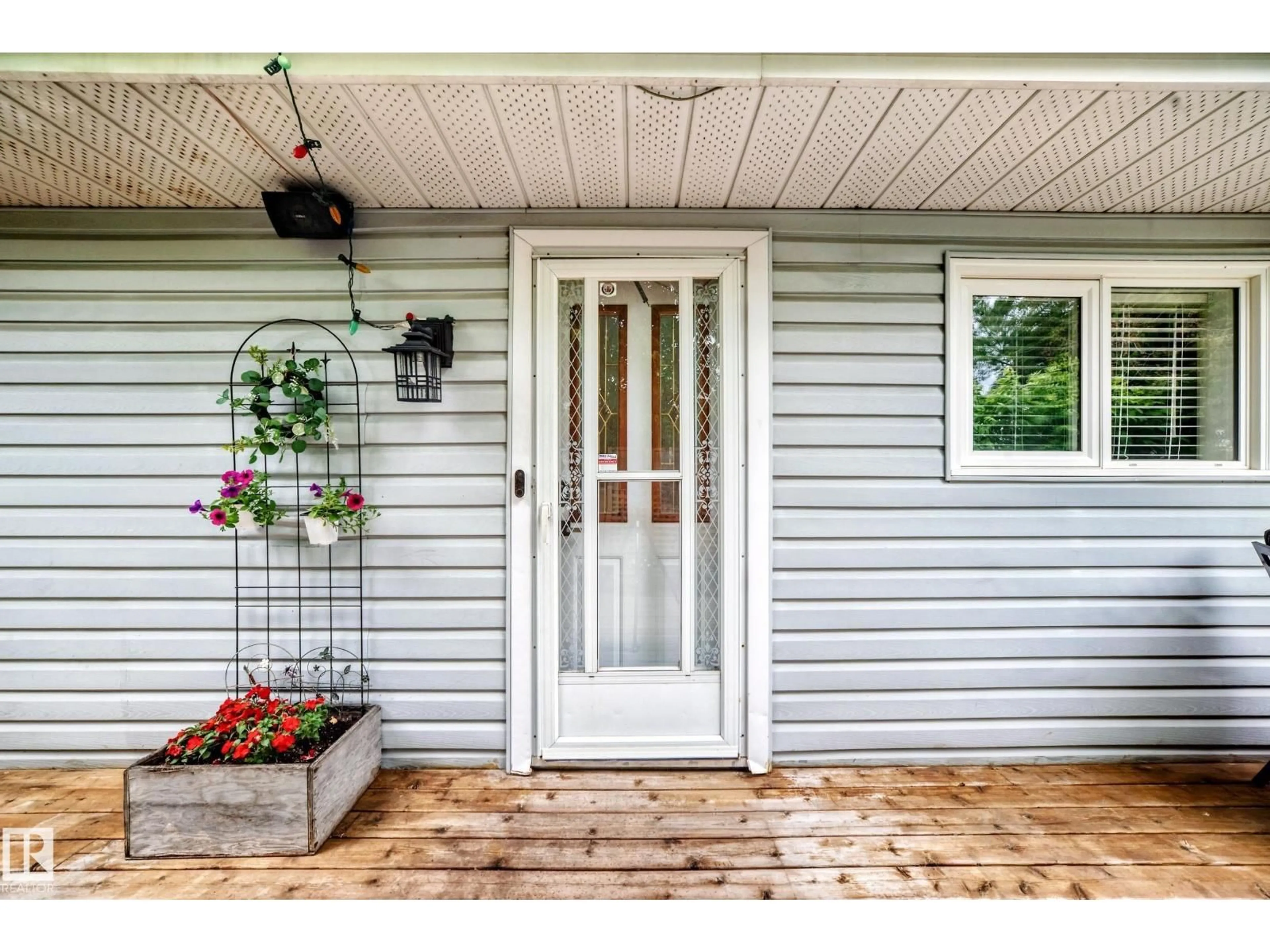 Indoor entryway for 7916 130 AV, Edmonton Alberta T5C1Y5