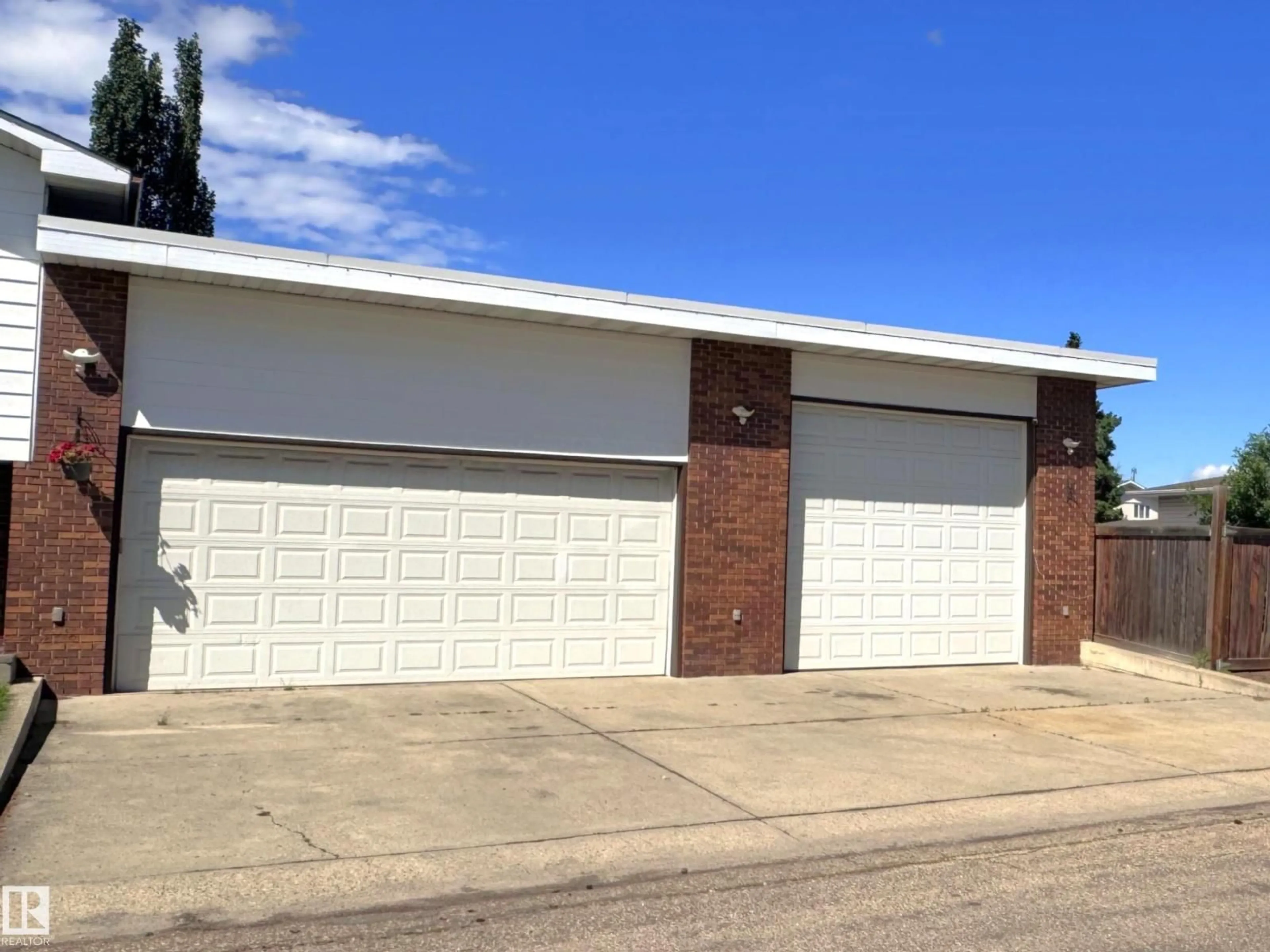 Indoor garage for 7312 137 AV, Edmonton Alberta T5C2L5