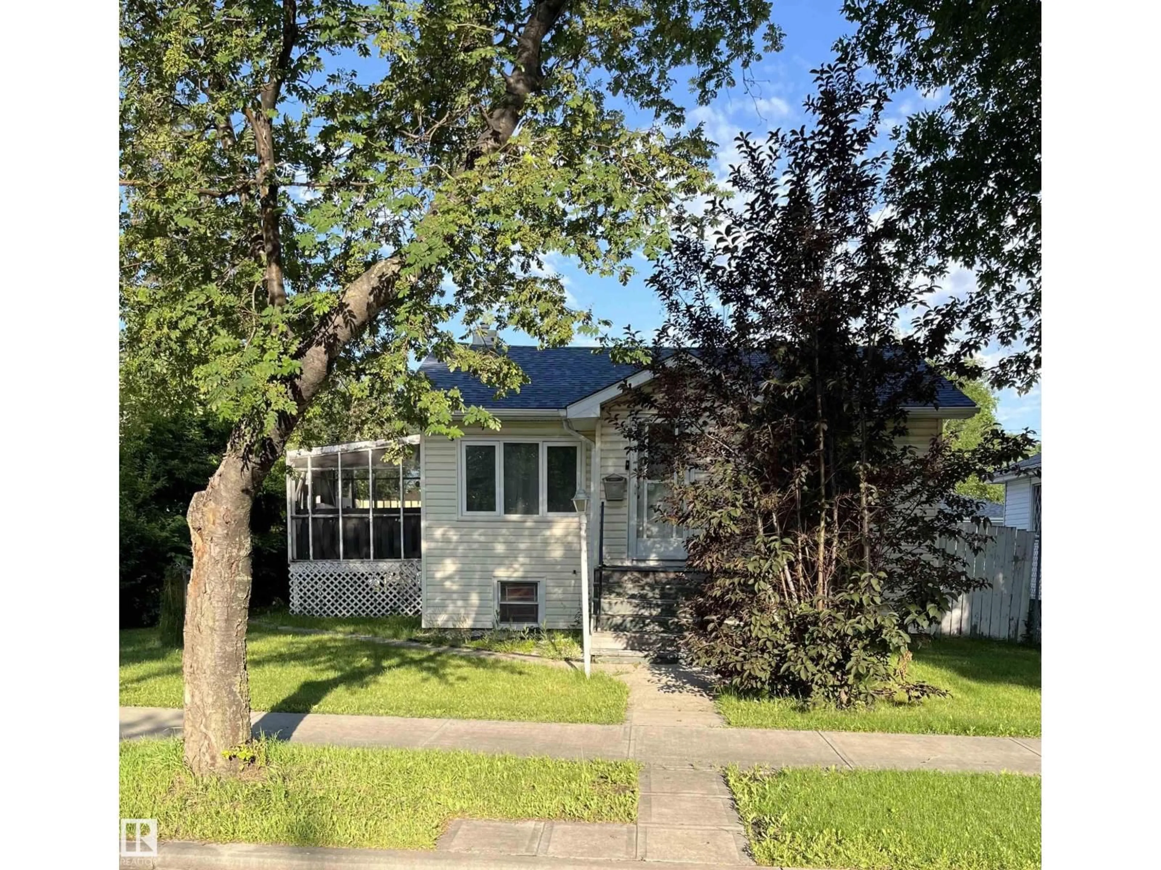 Home with vinyl exterior material, street for 11938 70 NW, Edmonton Alberta T5B1T9