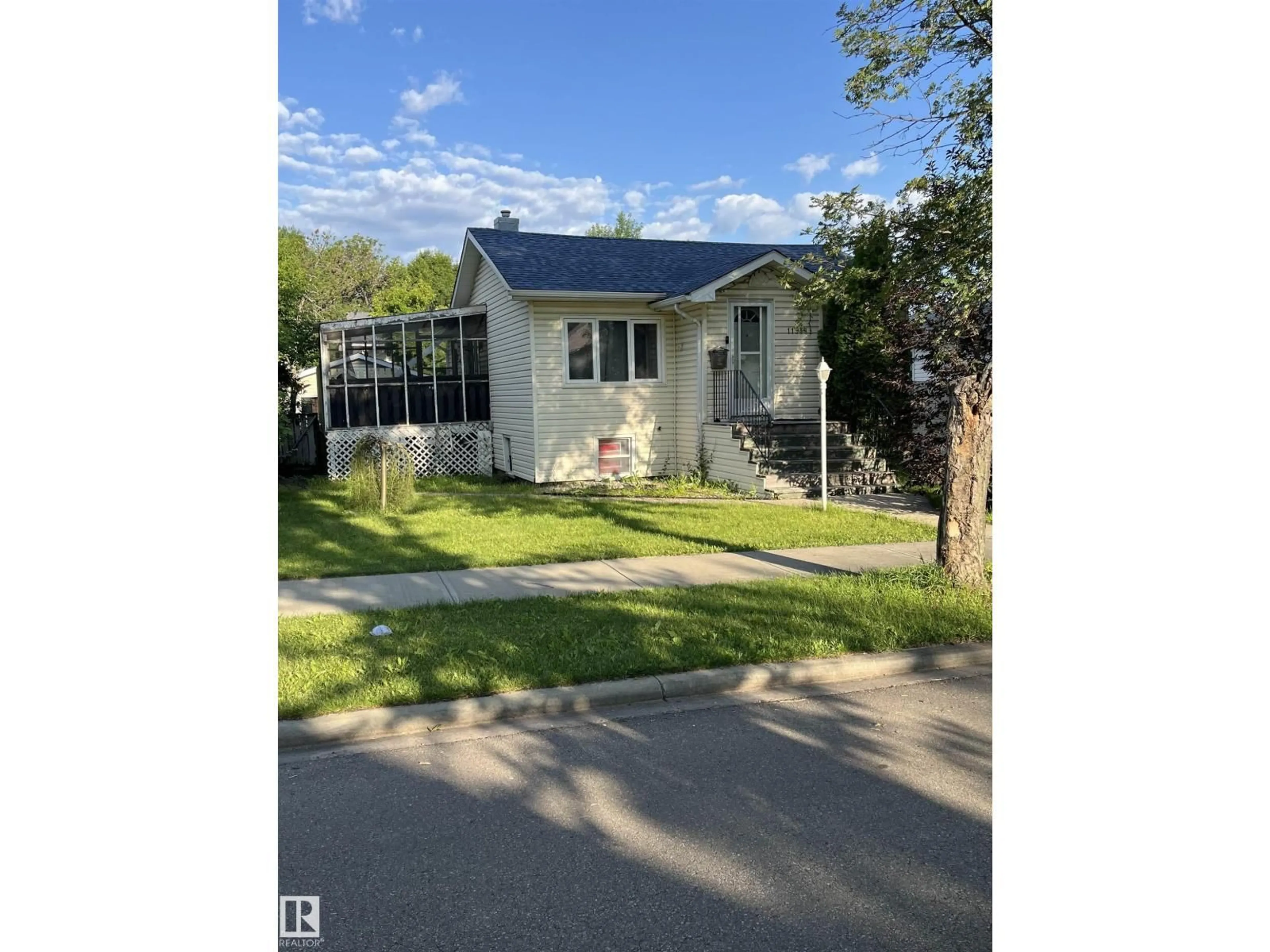 Shed for 11938 70 NW, Edmonton Alberta T5B1T9