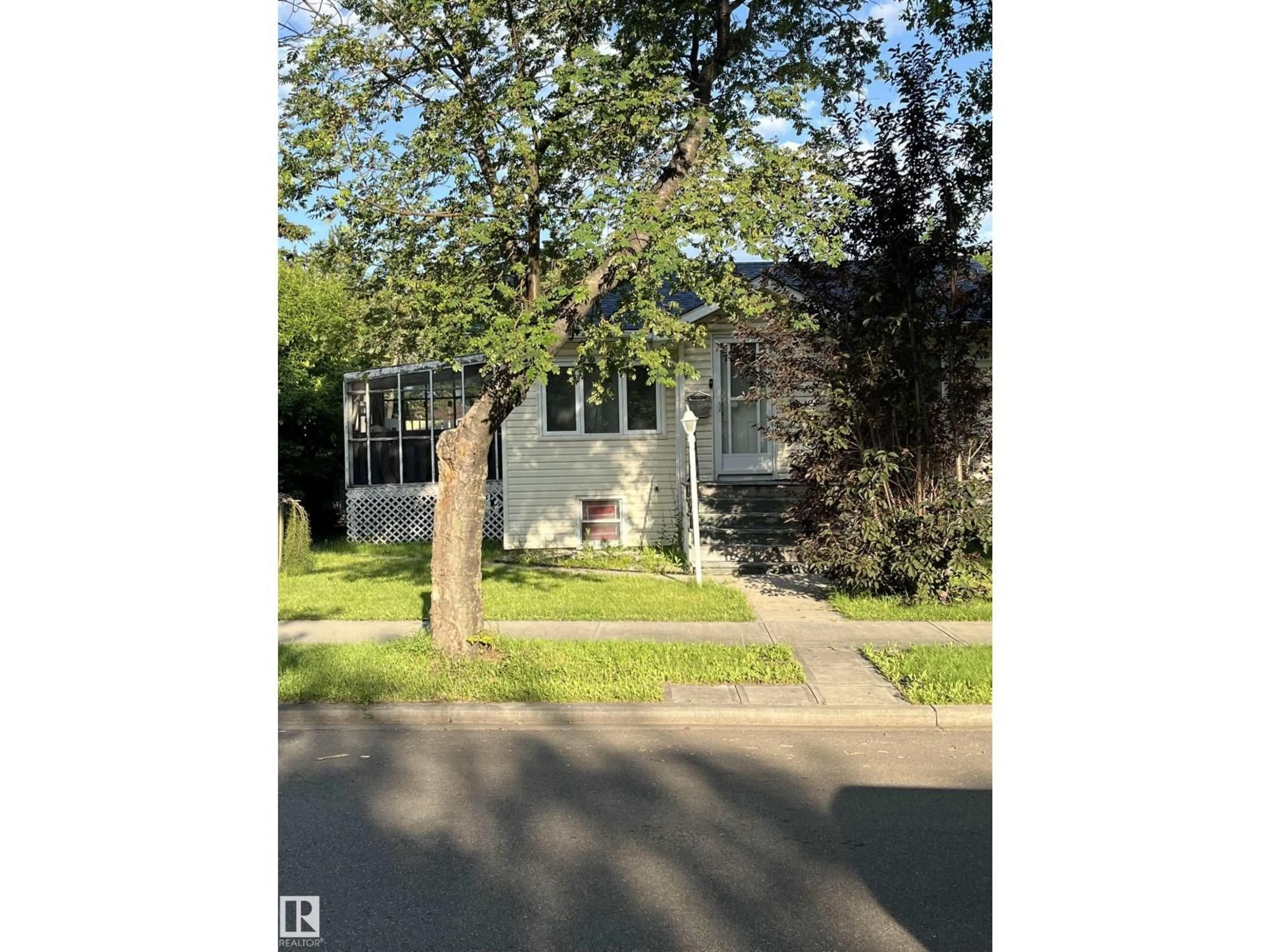 Unknown for 11938 70 NW, Edmonton Alberta T5B1T9