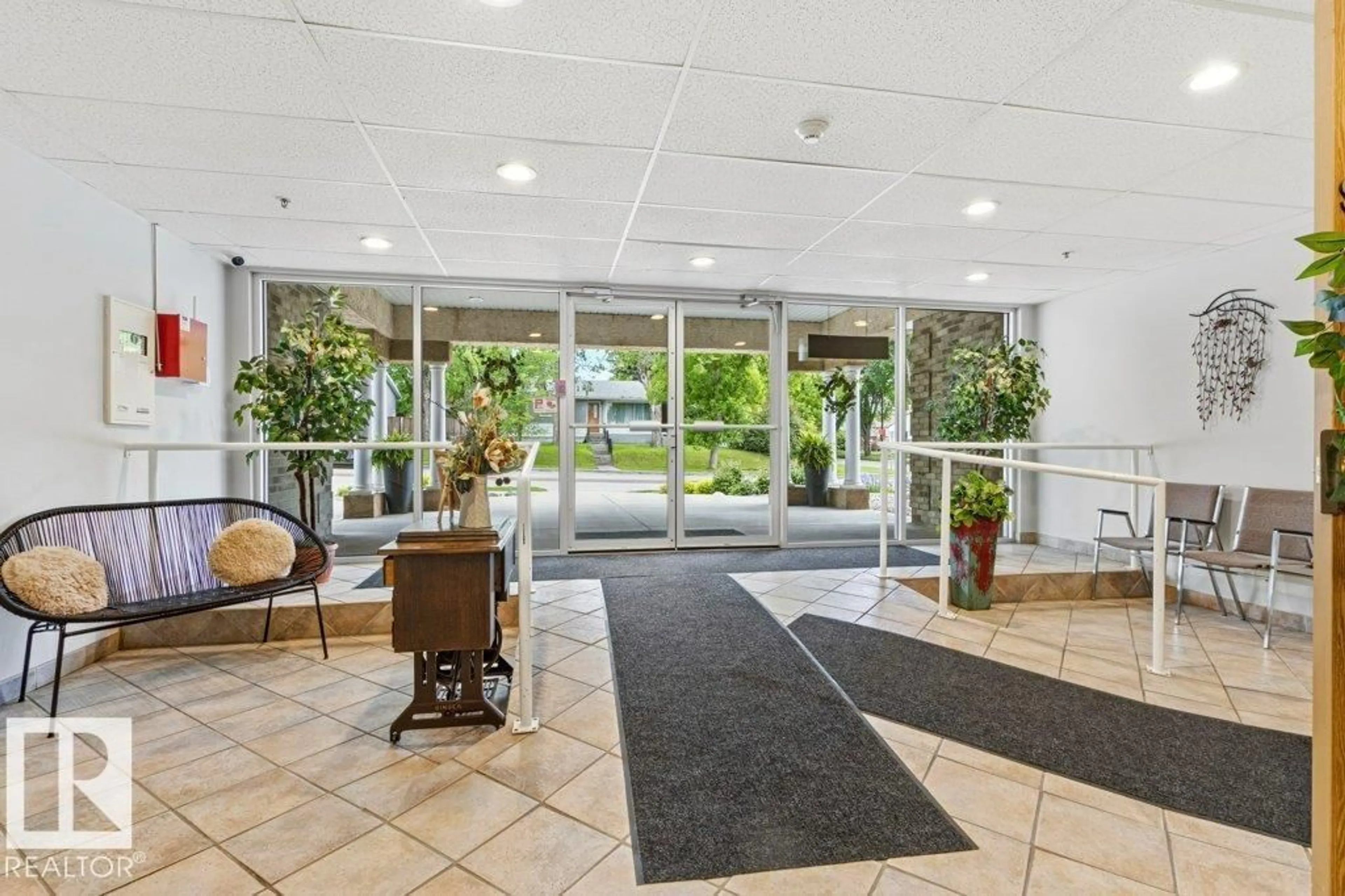 Lobby for 101 14 MISSION AV, St. Albert Alberta T8N1H4