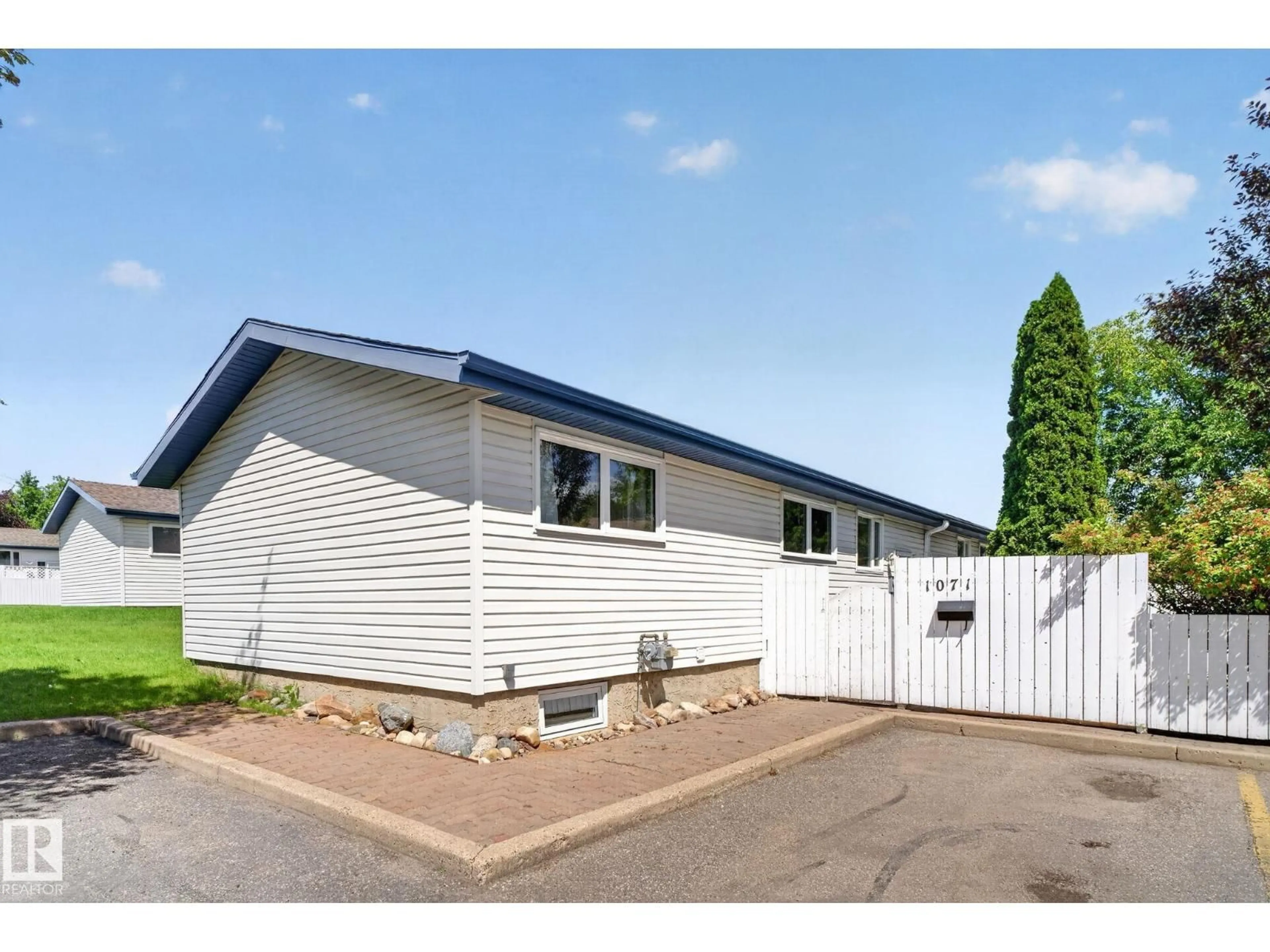 Home with vinyl exterior material, building for 1071 MILLBOURNE RD, Edmonton Alberta T6K0T3