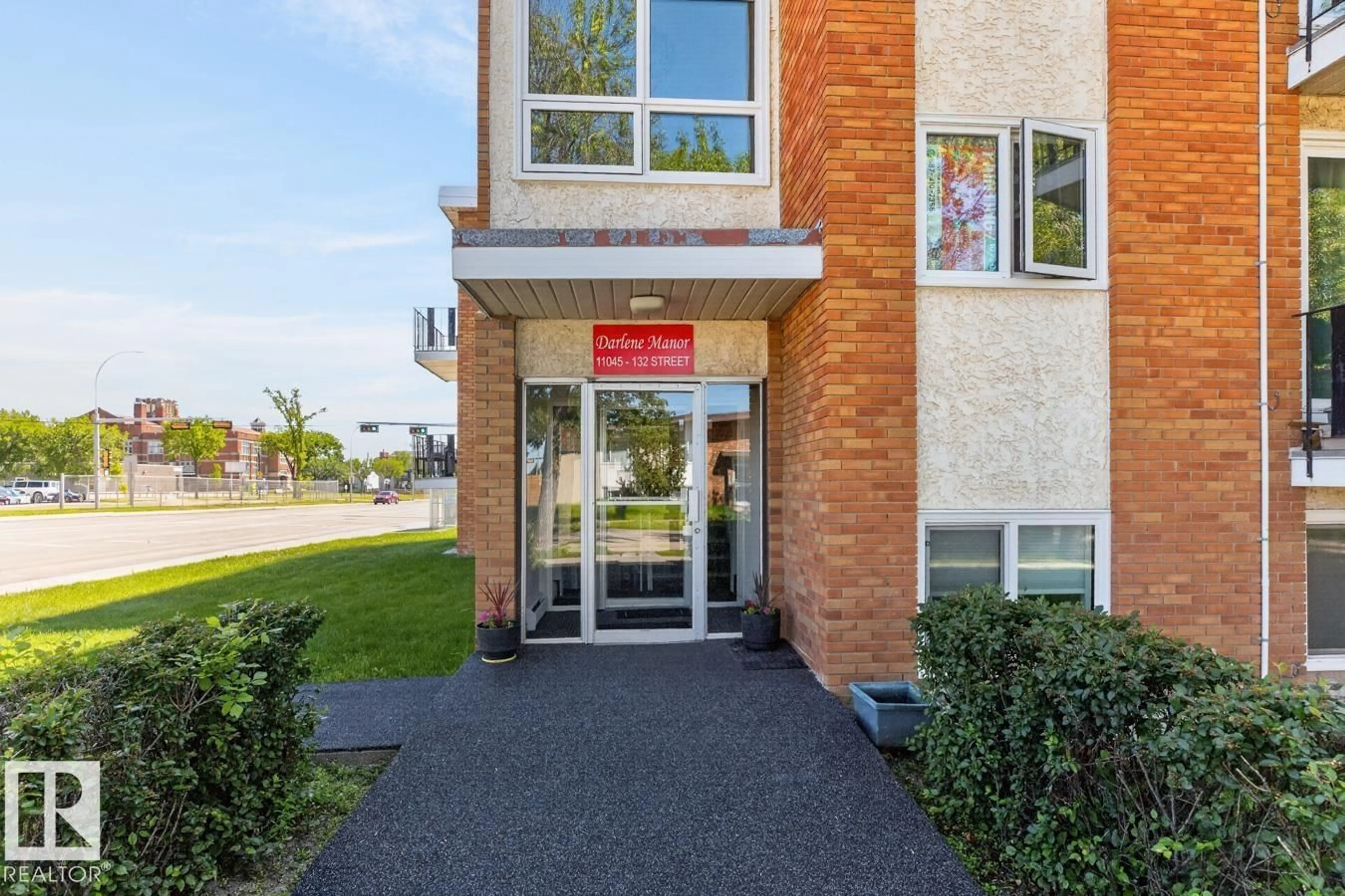 Indoor foyer for #302 - 11045 132 ST, Edmonton Alberta T5M1E4