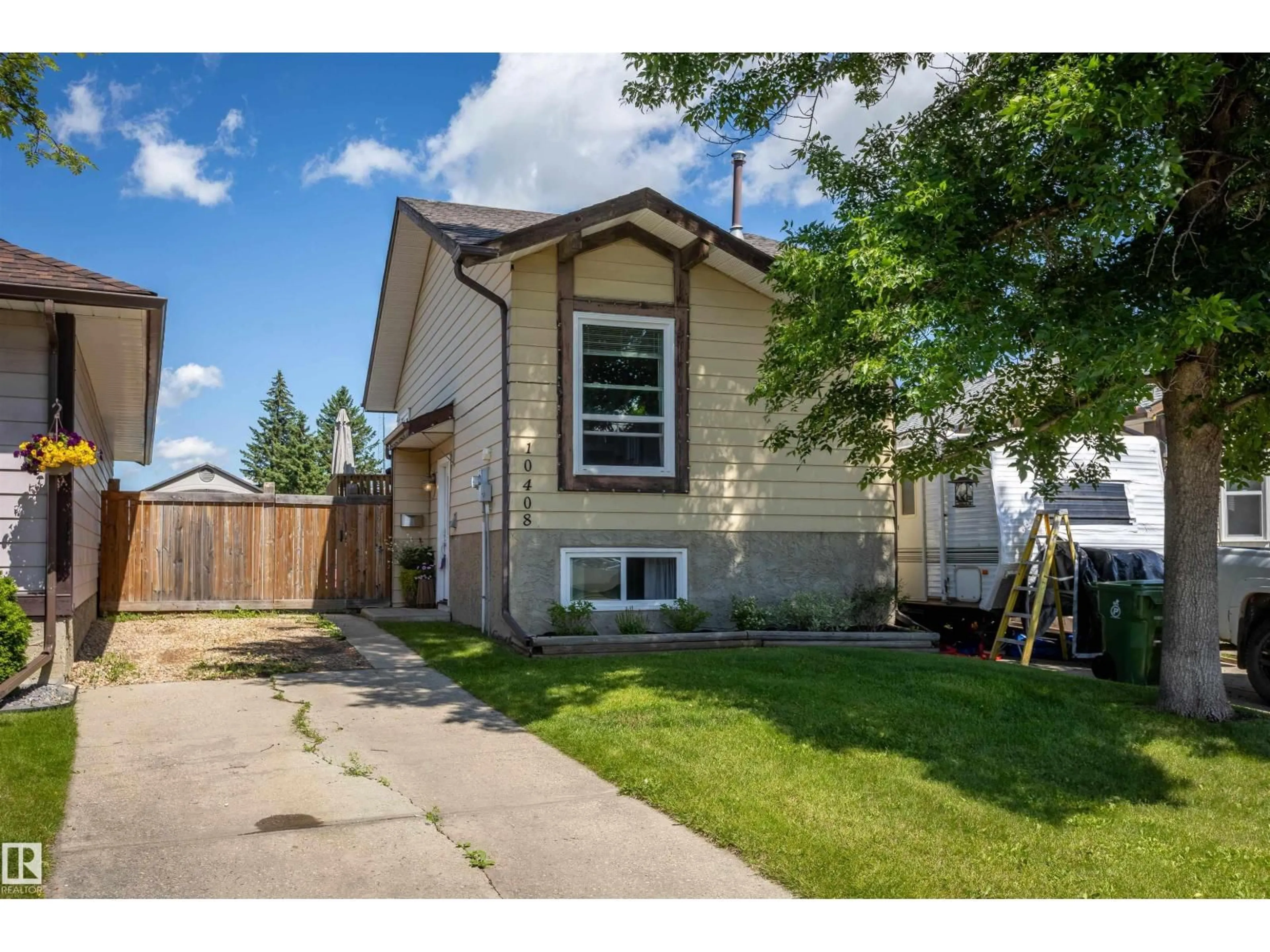 Home with vinyl exterior material, street for 10408 98 AV, Morinville Alberta T8R1C8