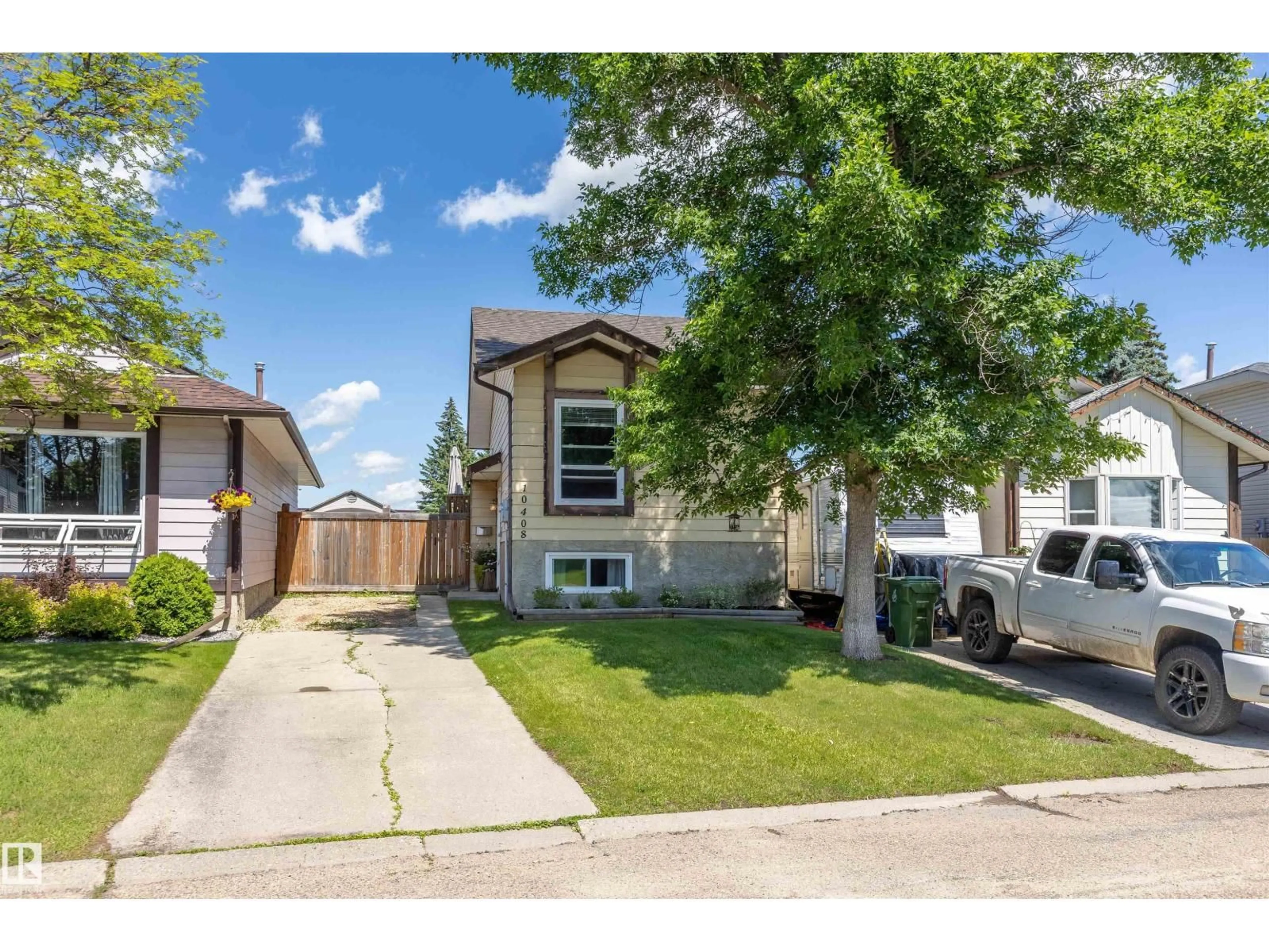 Home with vinyl exterior material, street for 10408 98 AV, Morinville Alberta T8R1C8
