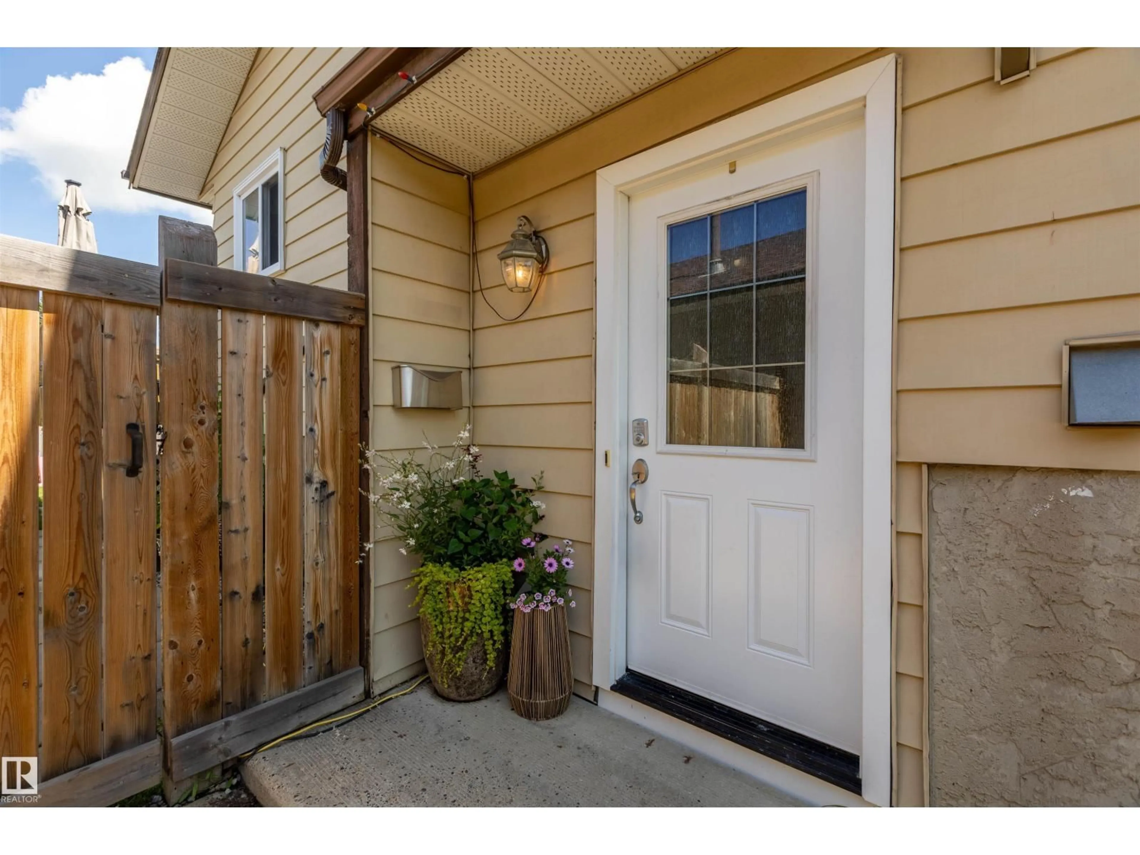 Indoor entryway for 10408 98 AV, Morinville Alberta T8R1C8
