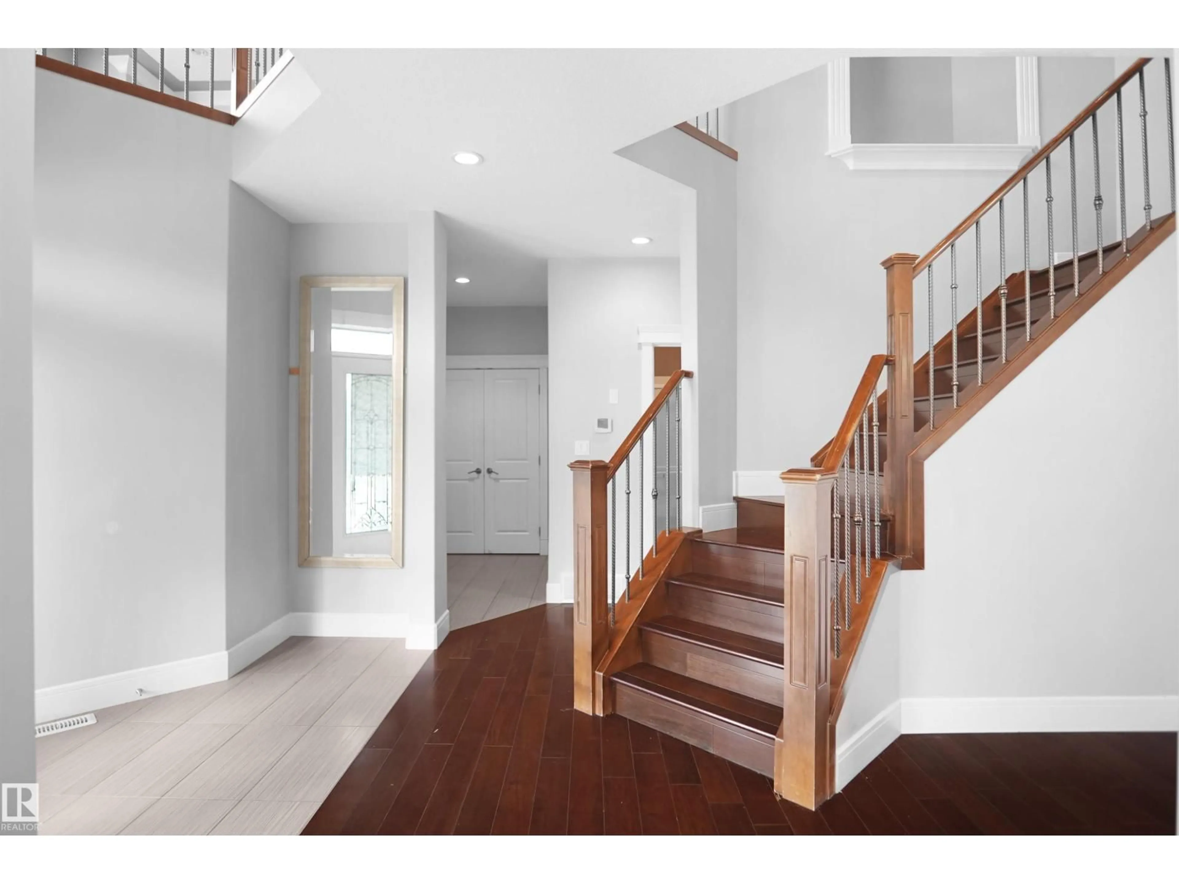 Indoor entryway for 13055 164 AV, Edmonton Alberta T6V0E7