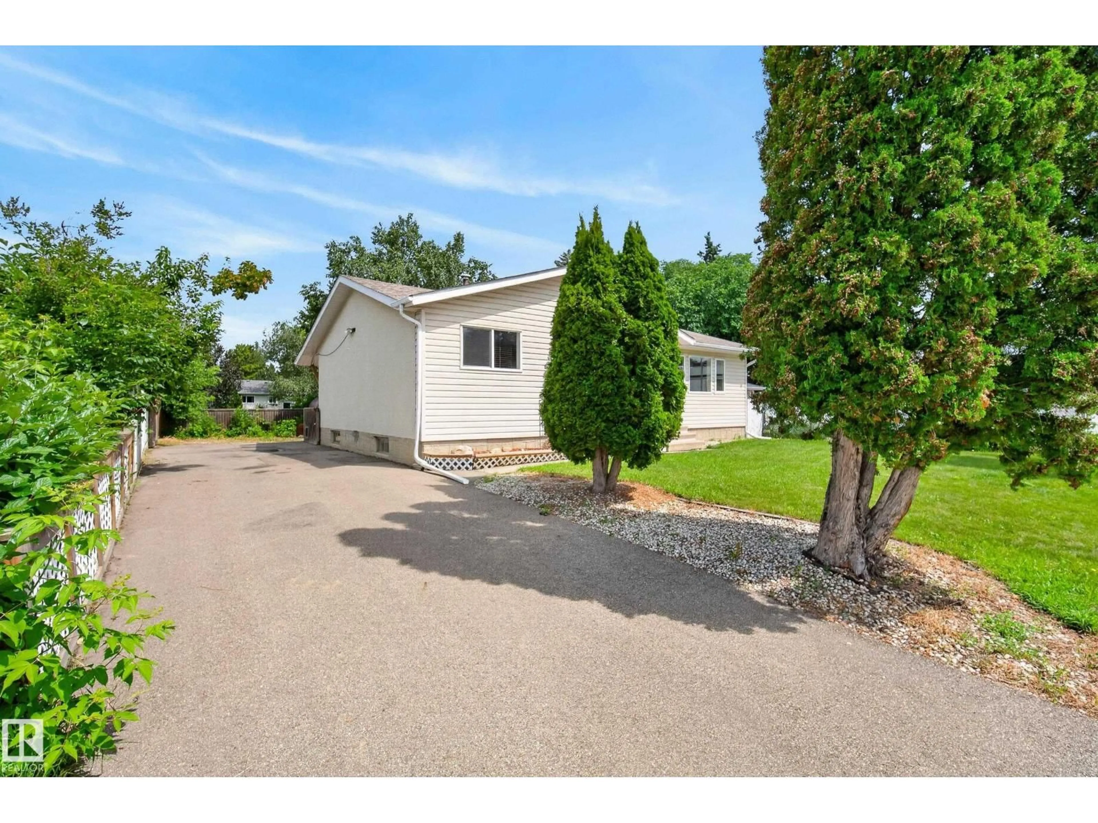 A pic from outside/outdoor area/front of a property/back of a property/a pic from drone, street for 3 BRISTOW CR, Spruce Grove Alberta T7X2E1