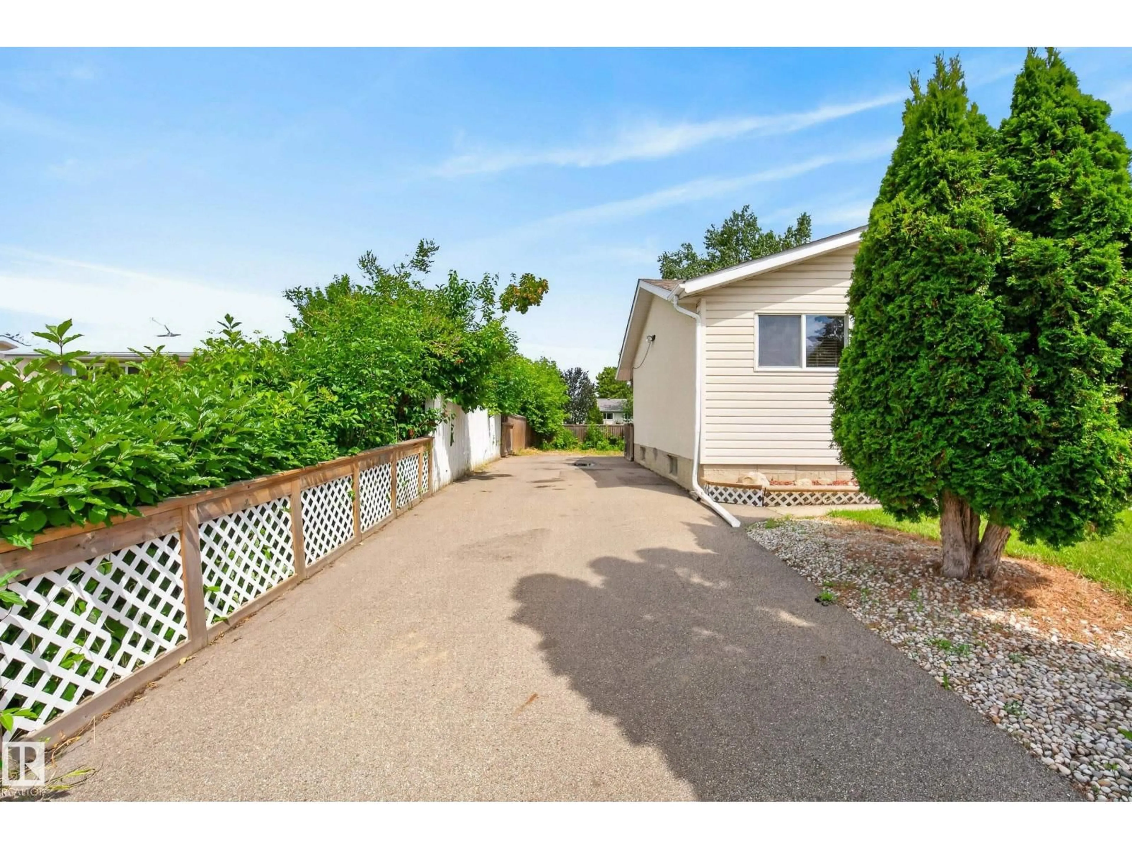 A pic from outside/outdoor area/front of a property/back of a property/a pic from drone, street for 3 BRISTOW CR, Spruce Grove Alberta T7X2E1