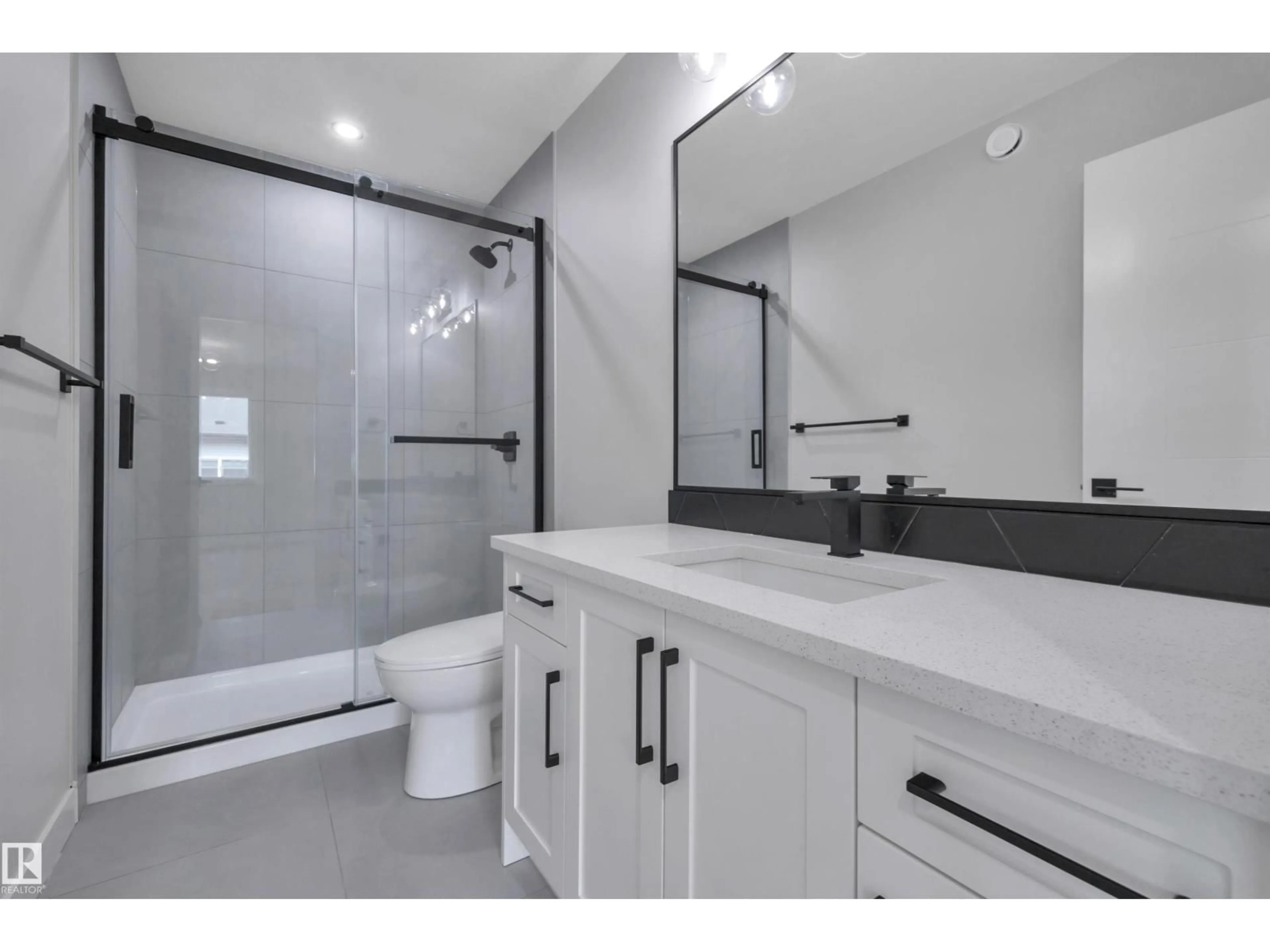 Contemporary bathroom, ceramic/tile floor for 208 FALCON CRESCENT, Leduc Alberta T0B3M3