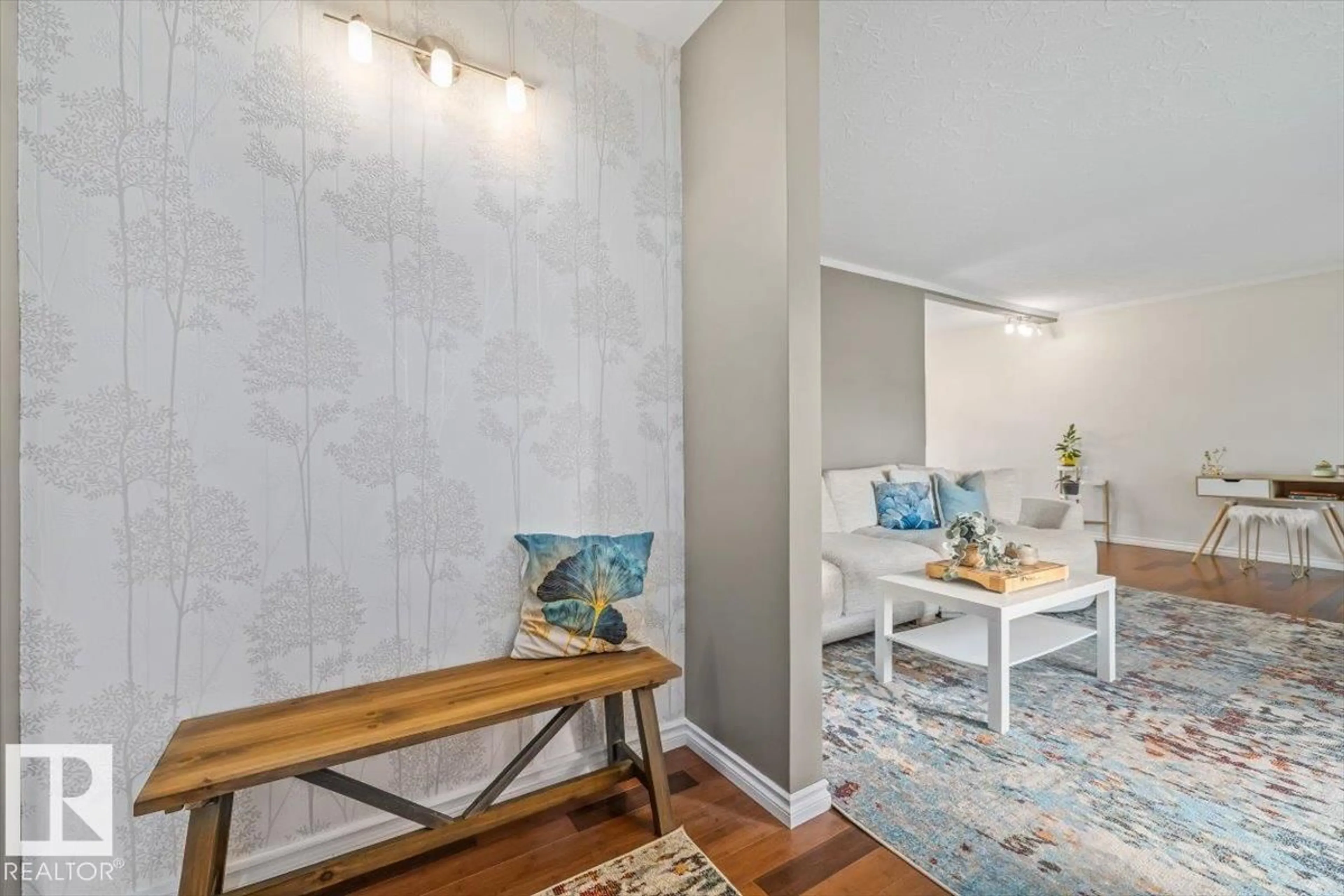 Indoor entryway for 5507 102A AV, Edmonton Alberta T6A0R3