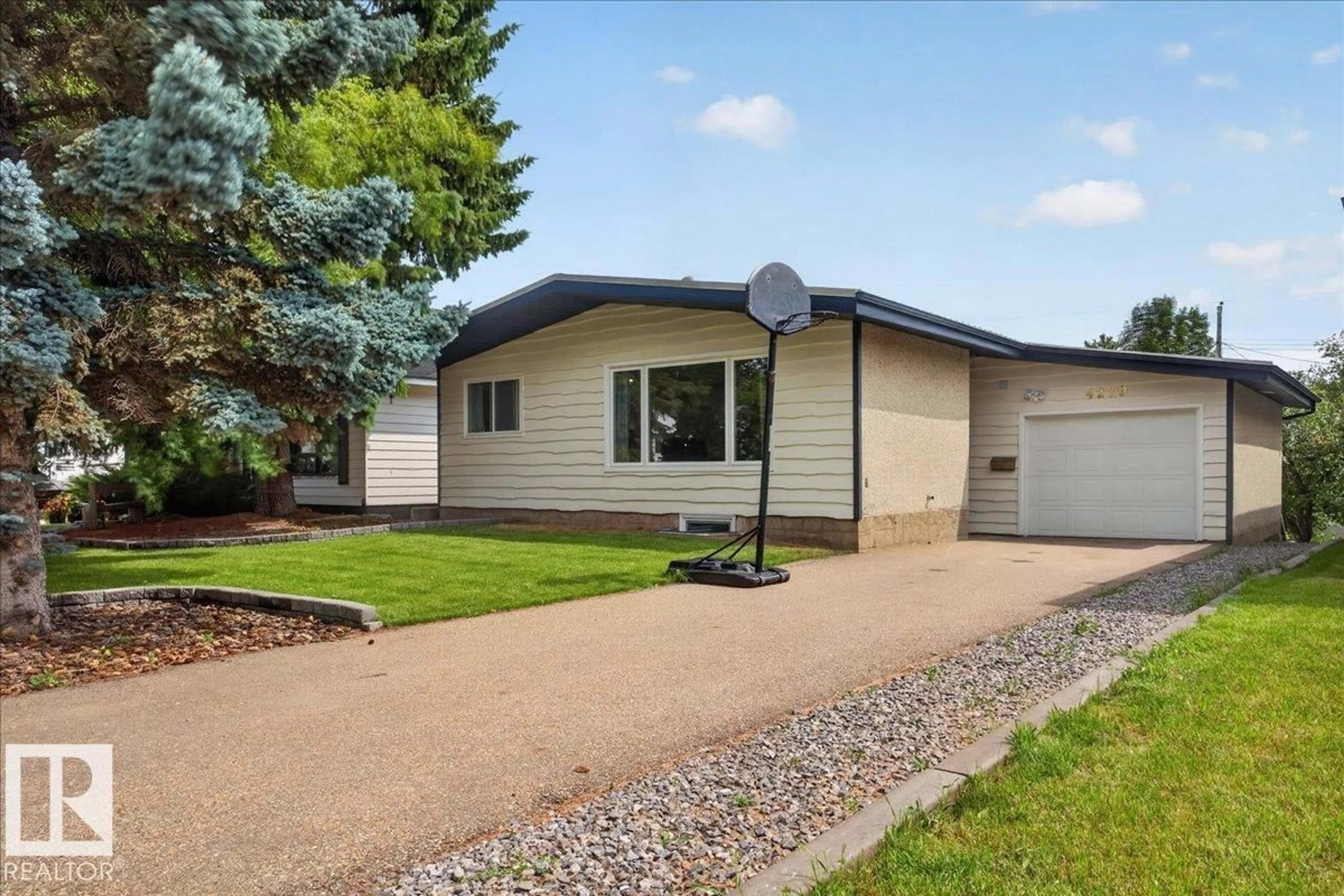 Home with vinyl exterior material, street for 4229 49 ST, Vegreville Alberta T9C1B5