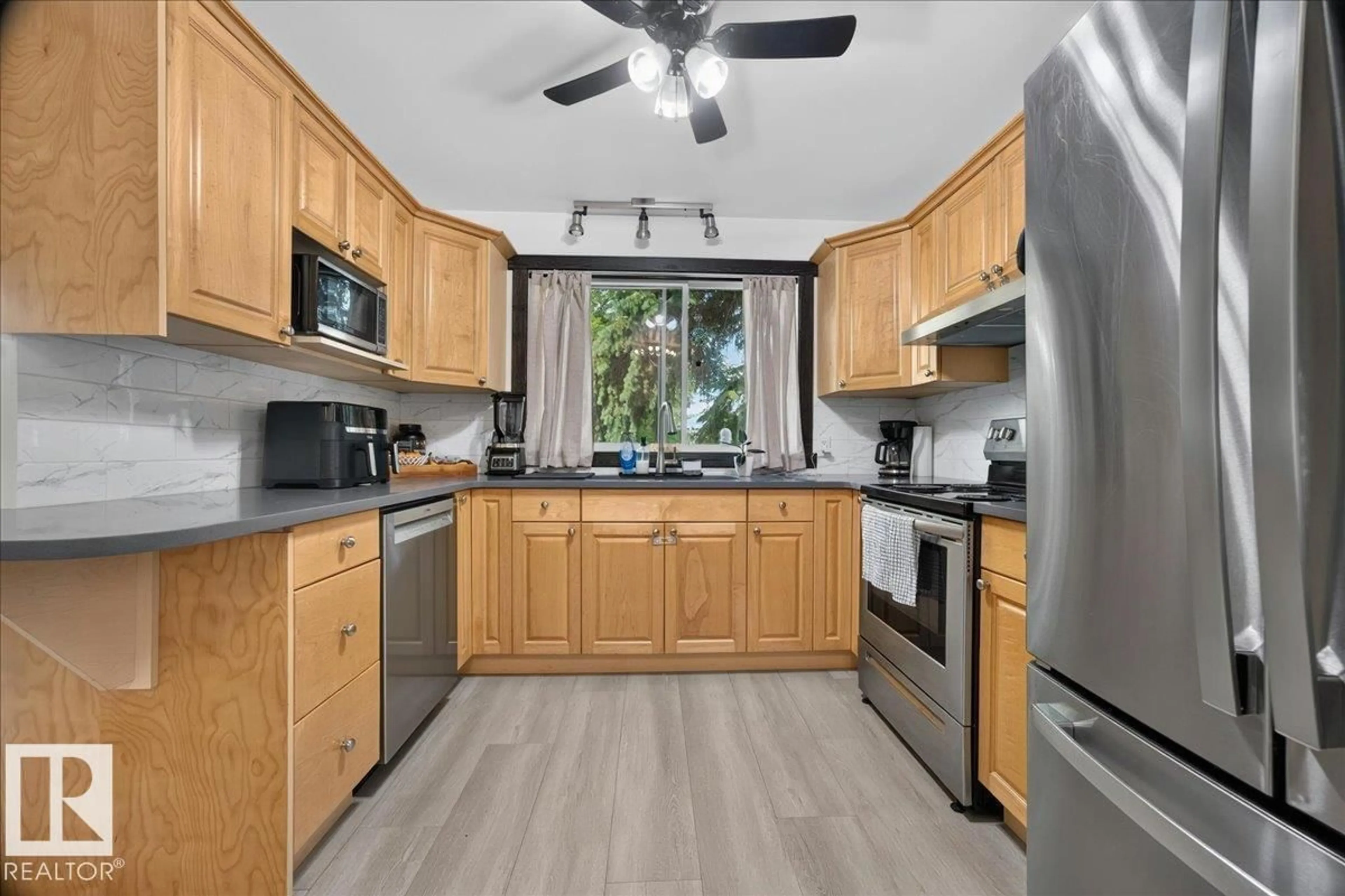Standard kitchen, unknown for 4229 49 ST, Vegreville Alberta T9C1B5