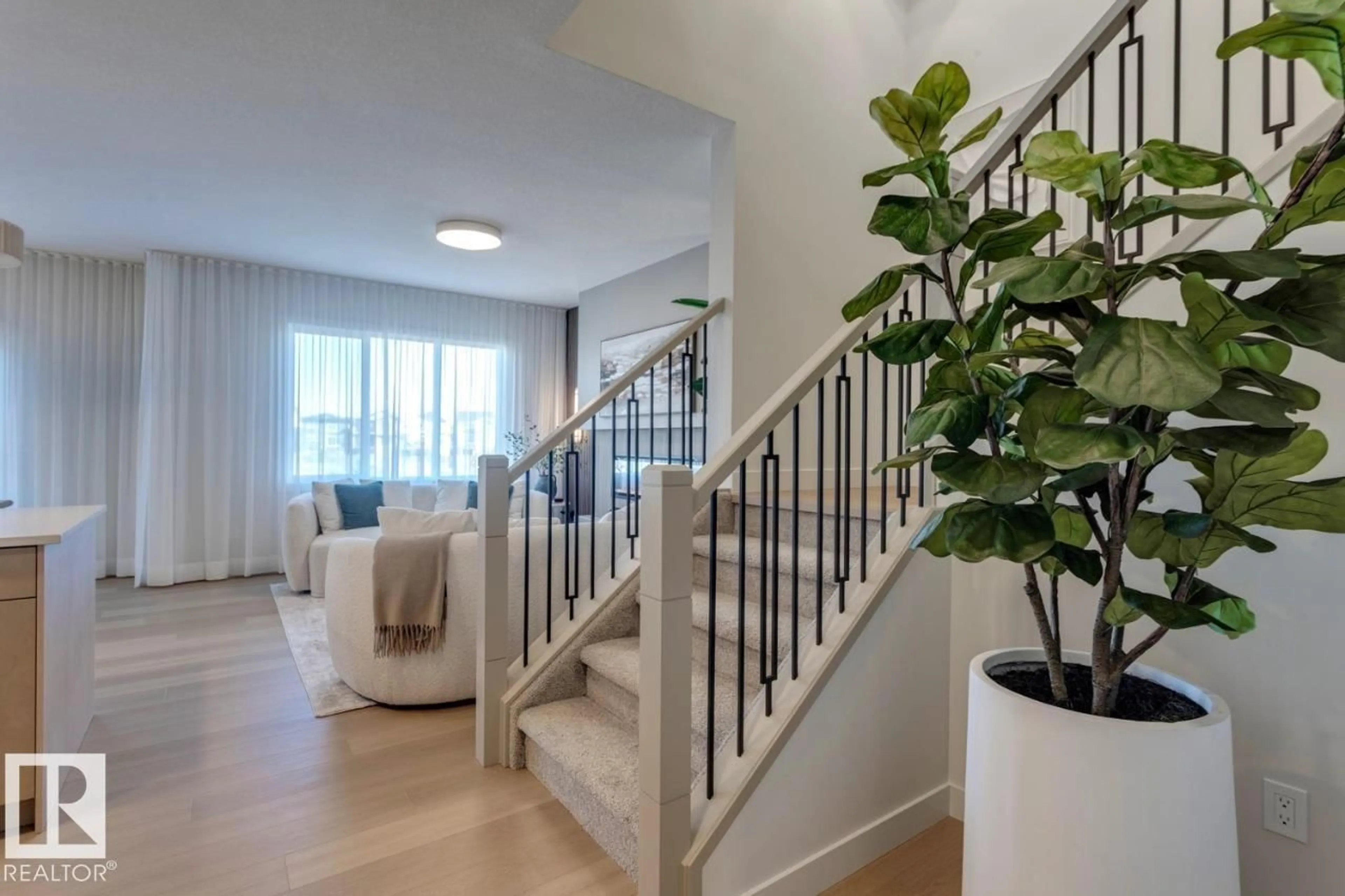 Indoor foyer for 6311 30 AV, Edmonton Alberta T6X3M9