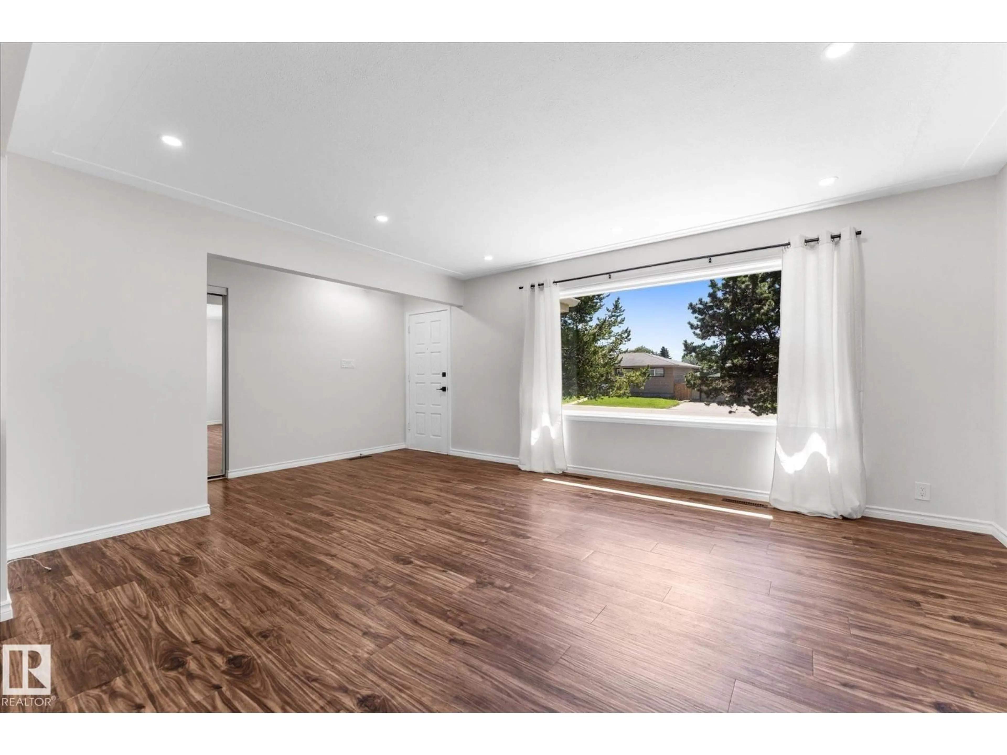 A pic of a room for 11212 136 AV, Edmonton Alberta T5E1X1