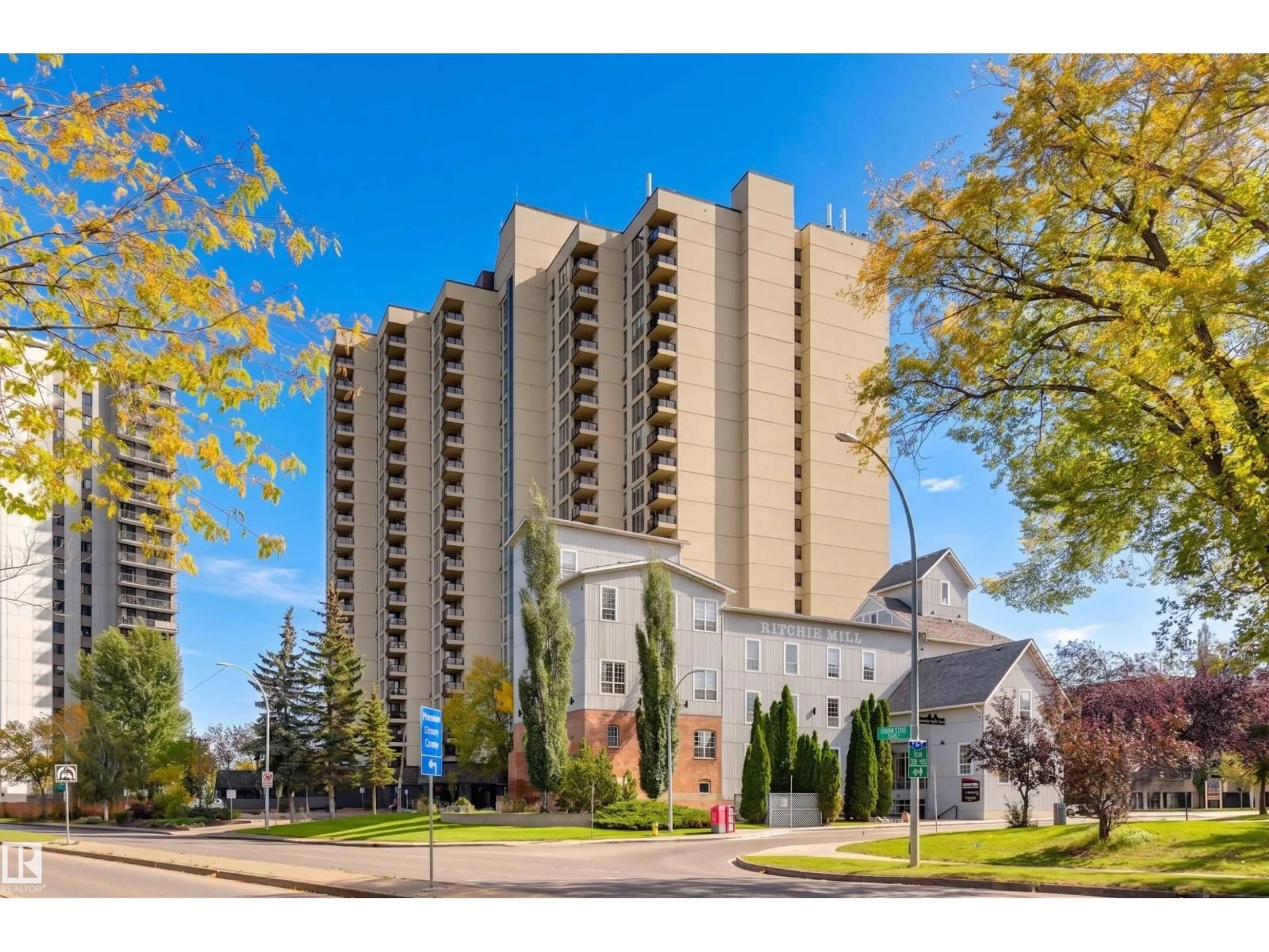 Indoor foyer for 1001 SASKATCHEWAN DR, Edmonton Alberta T6E6B6