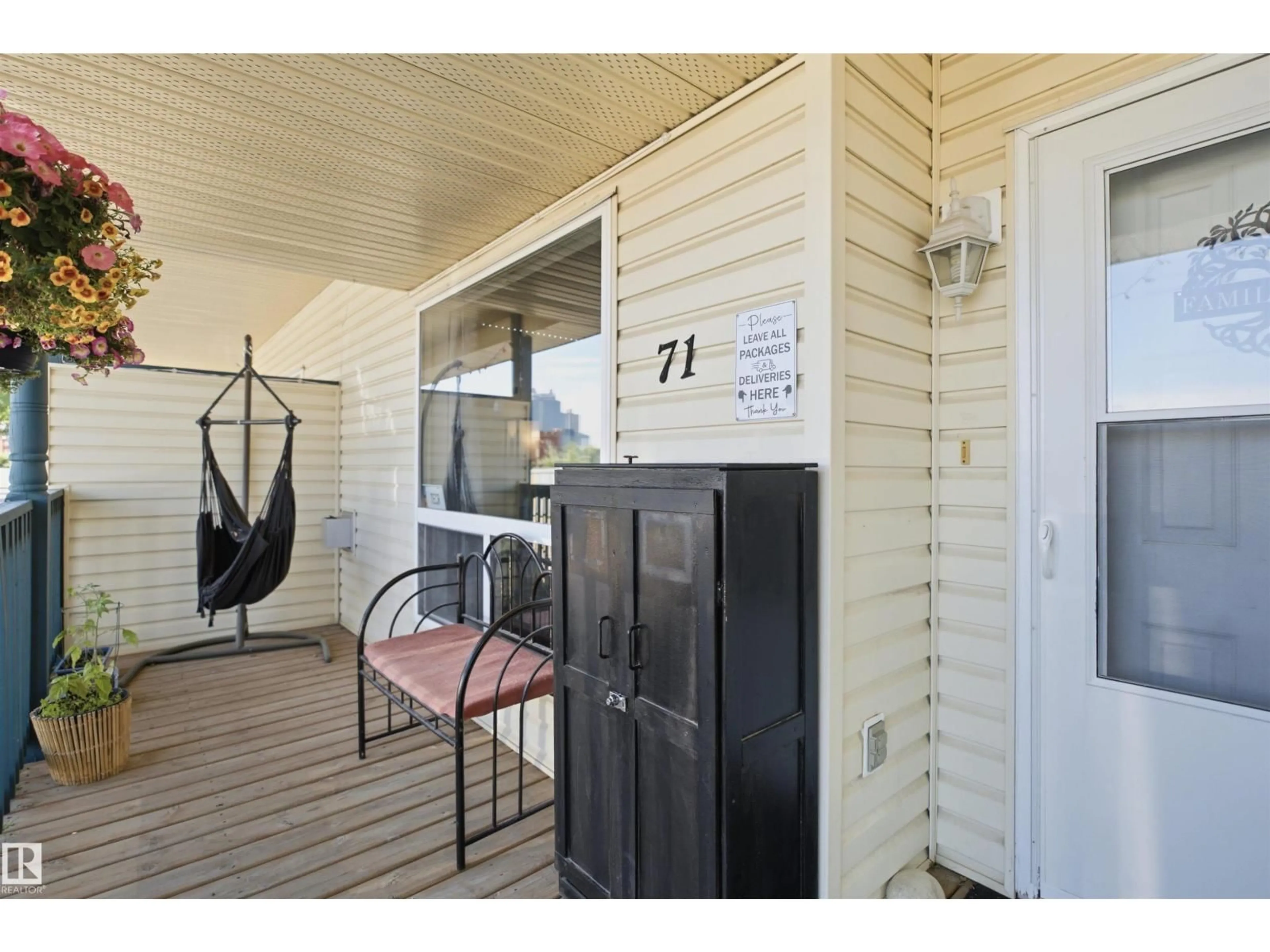 Indoor entryway for #71 - 10909 106 ST NW, Edmonton Alberta T5H4M7