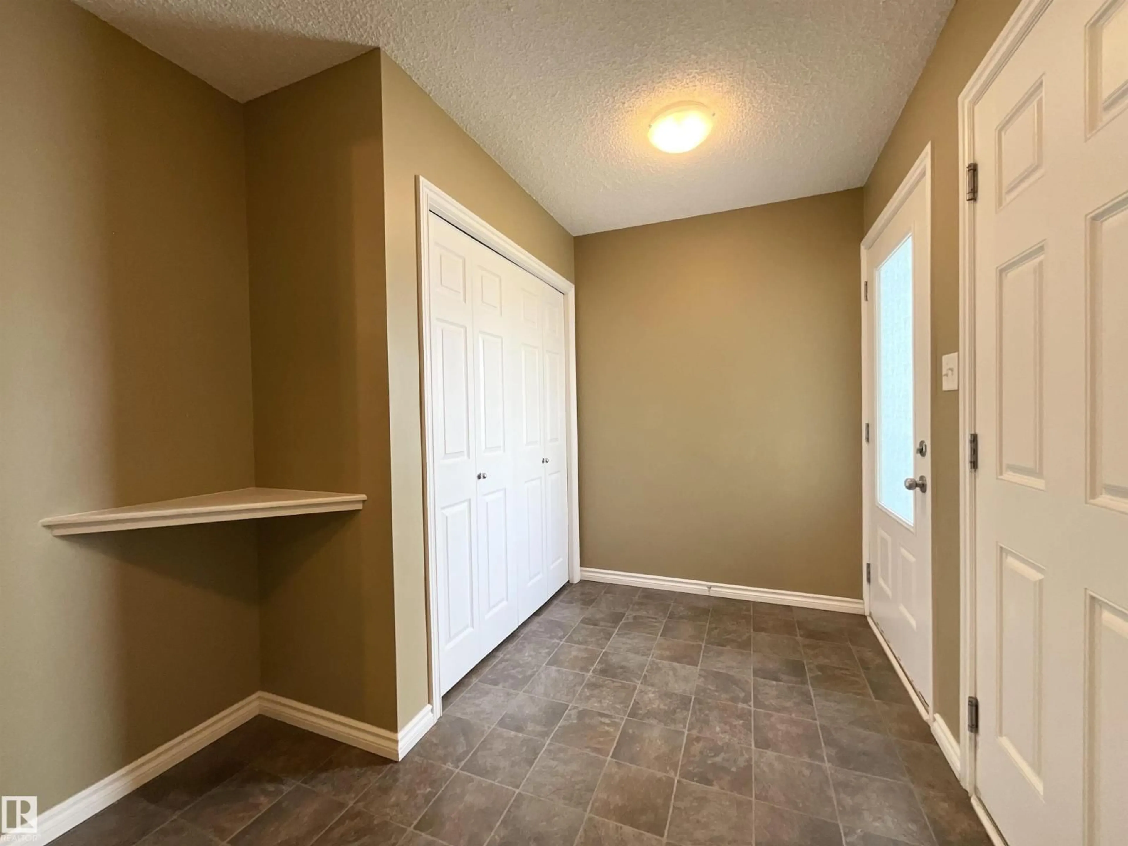 Indoor entryway for #33 - 9350 211 ST NW, Edmonton Alberta T5T4T8