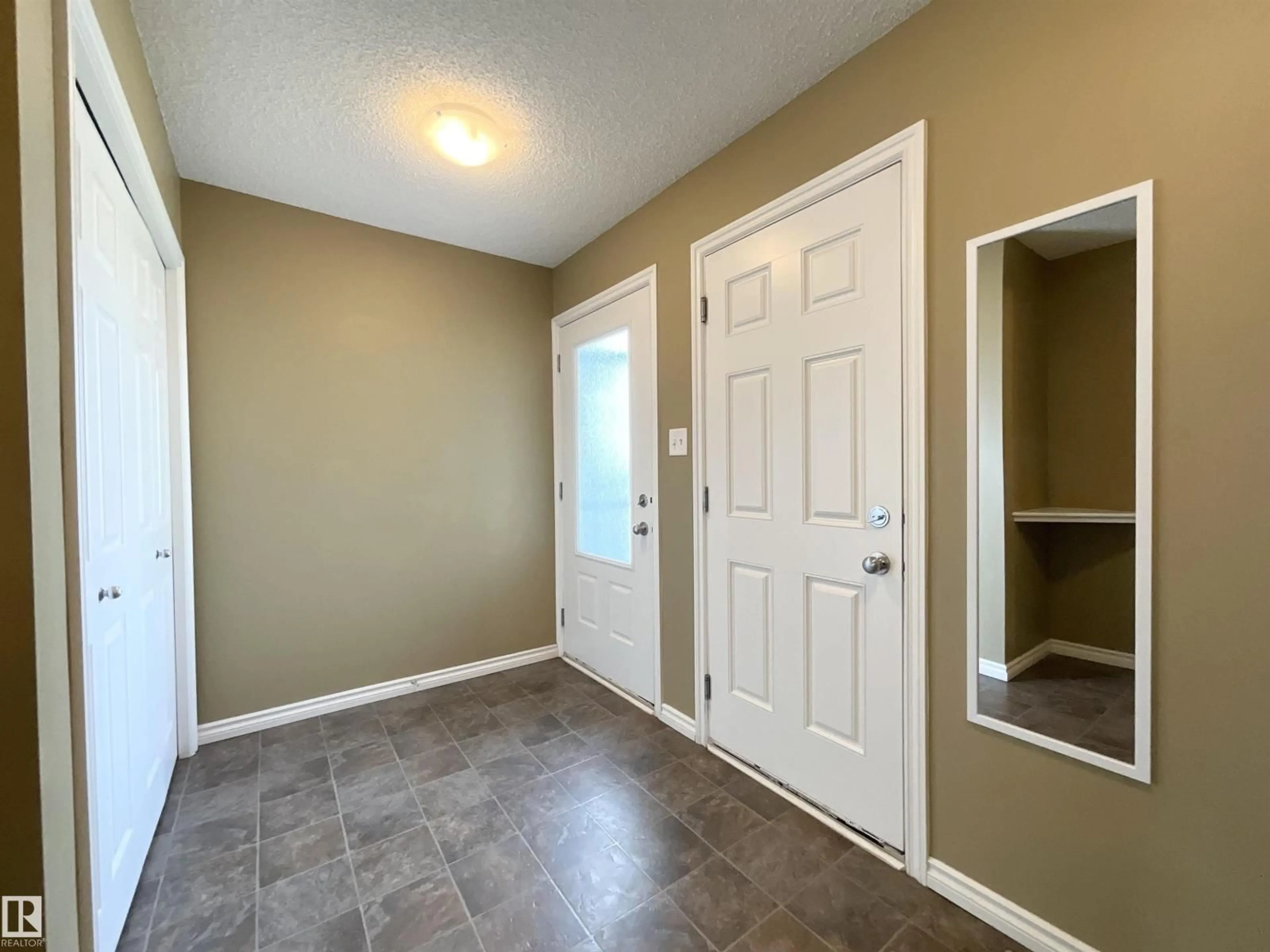 Indoor entryway for #33 - 9350 211 ST NW, Edmonton Alberta T5T4T8