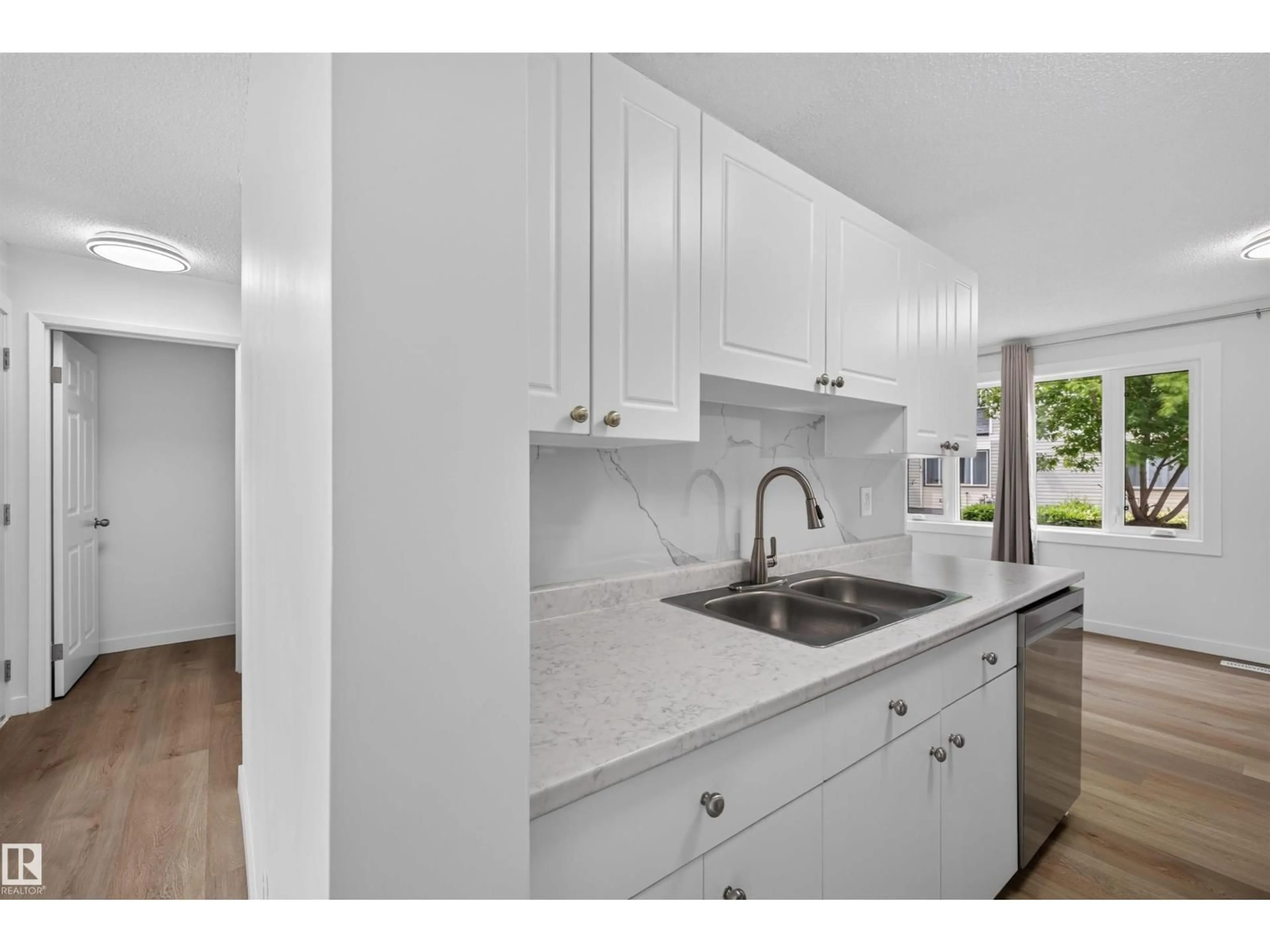 Standard kitchen, unknown for 186 11421 34 ST NW, Edmonton Alberta T5W5J7