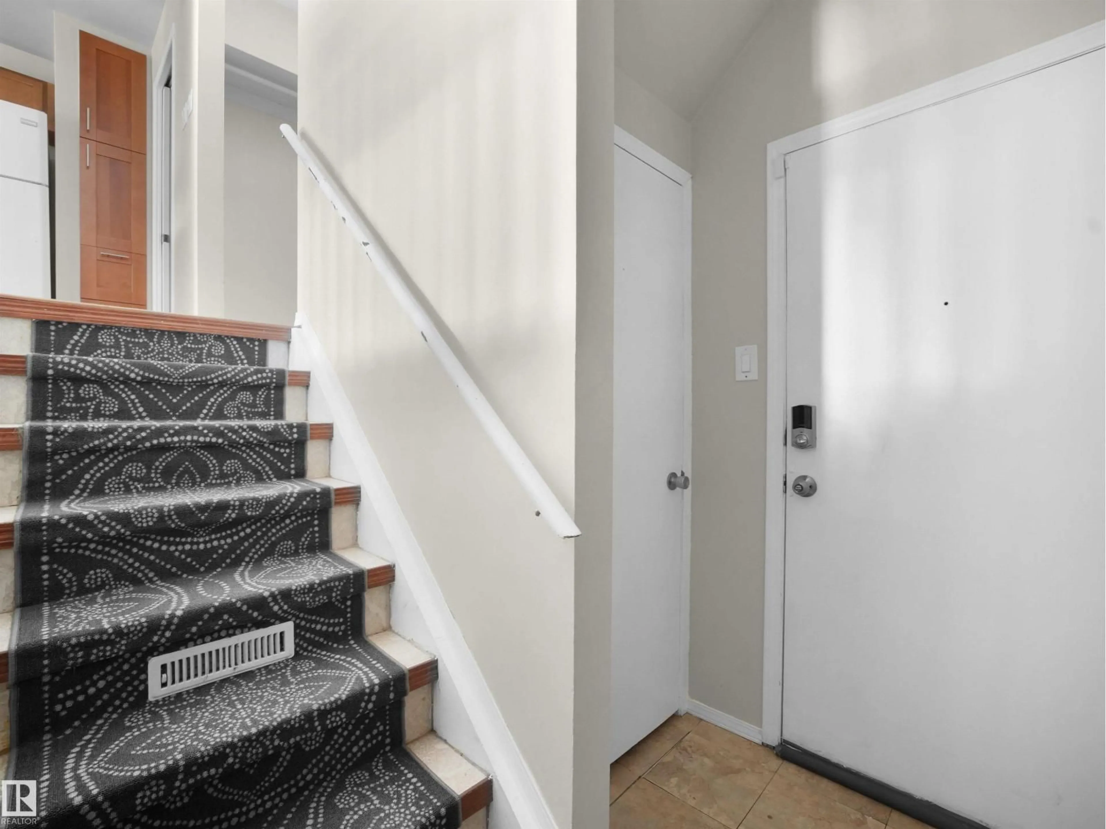 Indoor entryway for B - 16405 89 AV, Edmonton Alberta T5R4S1