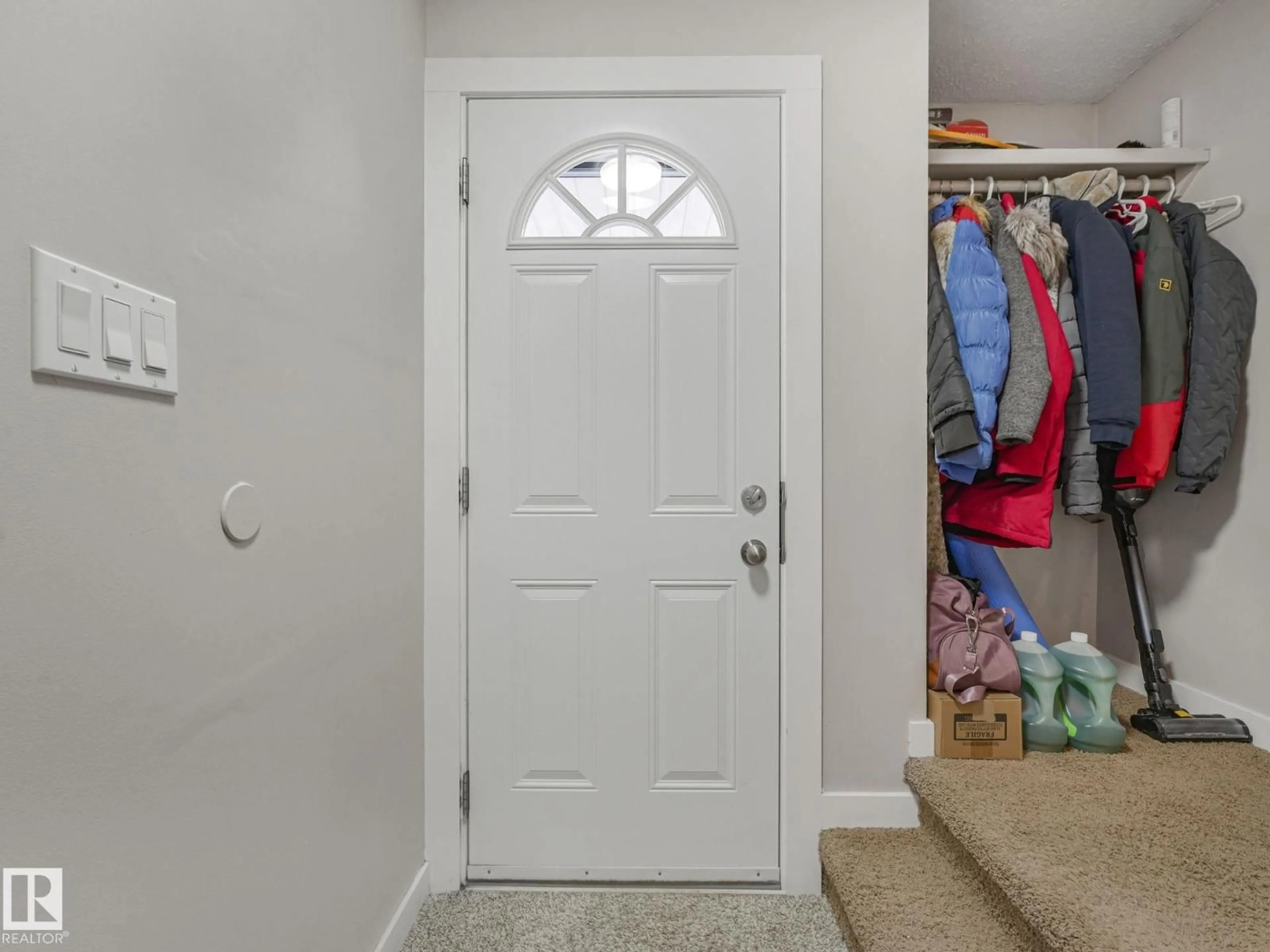 Indoor entryway for 13271 47 ST, Edmonton Alberta T5A3L8