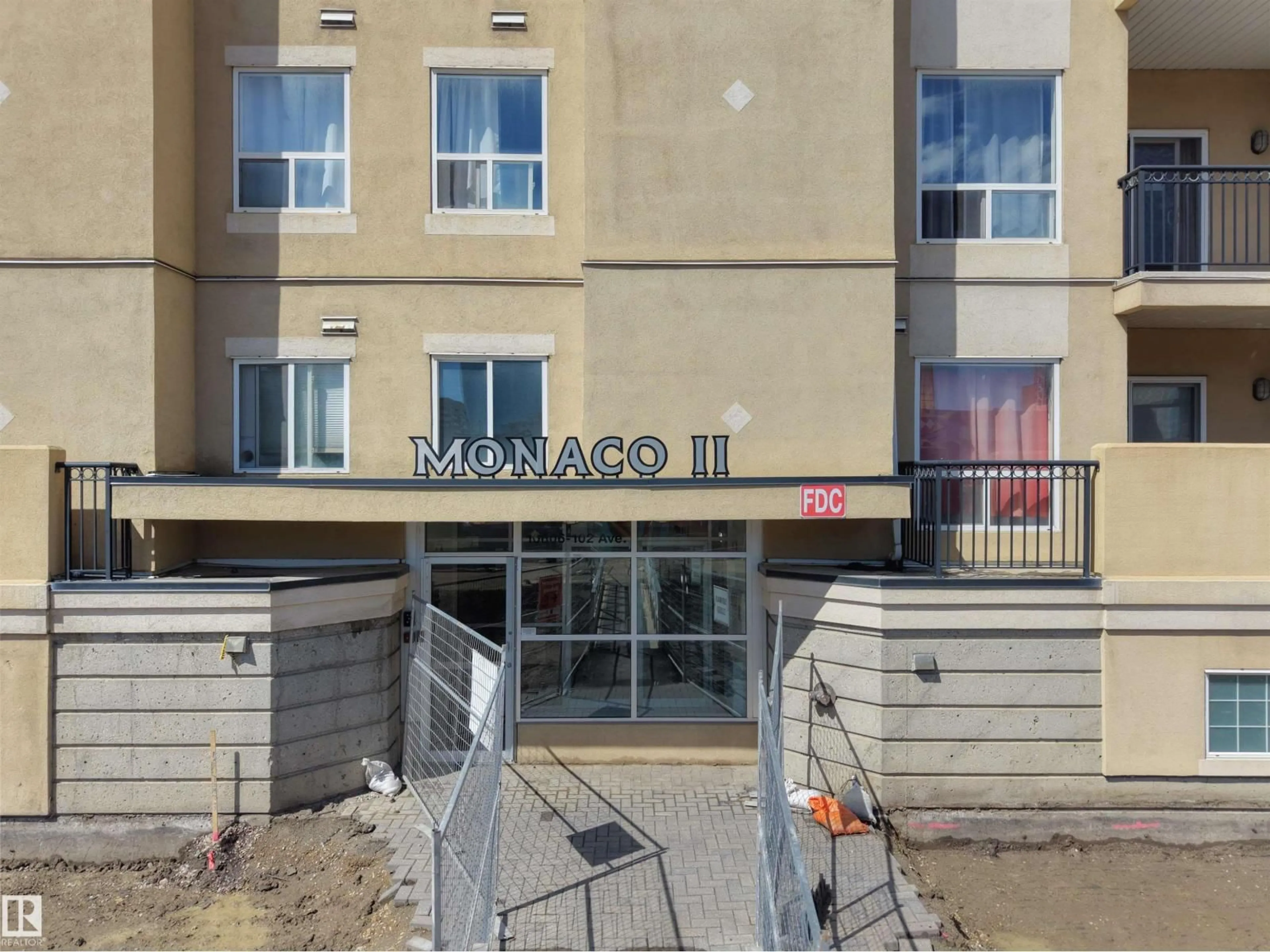 Patio, building for 207 - 10606 102 AV NW, Edmonton Alberta T5J5E9