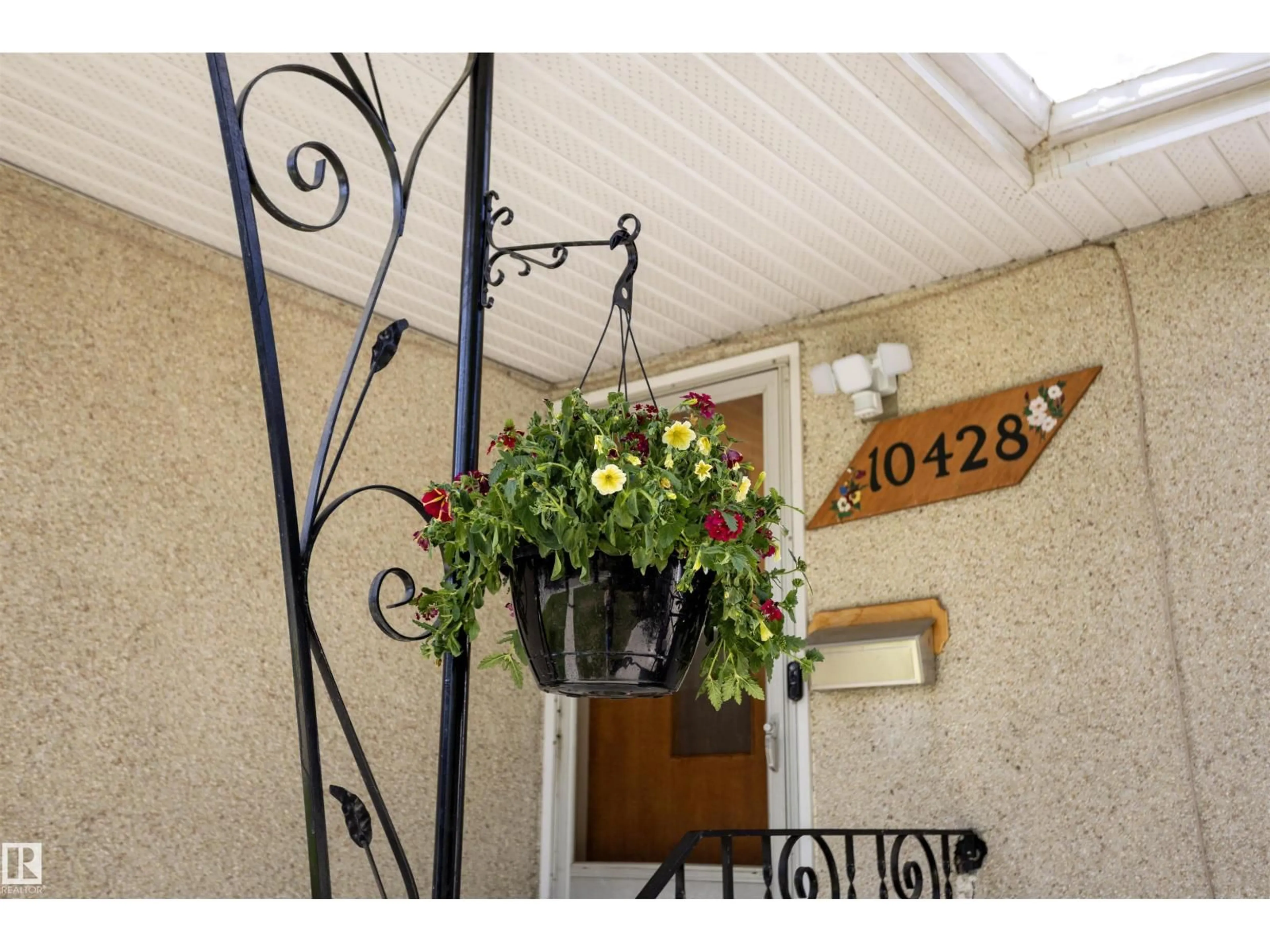 Indoor entryway for NW - 10428 68 AV, Edmonton Alberta T6H2A9