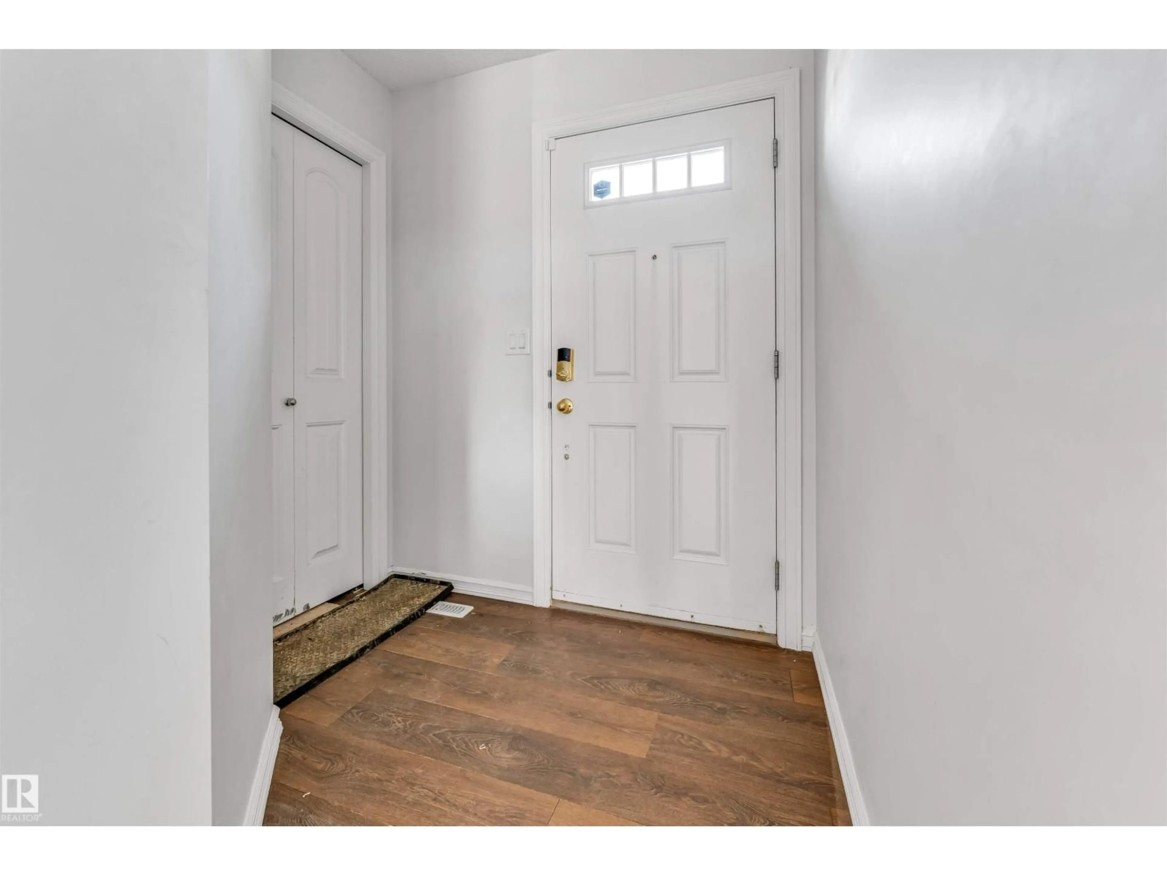 Indoor entryway for 2040 24 ST, Edmonton Alberta T6T0Y8