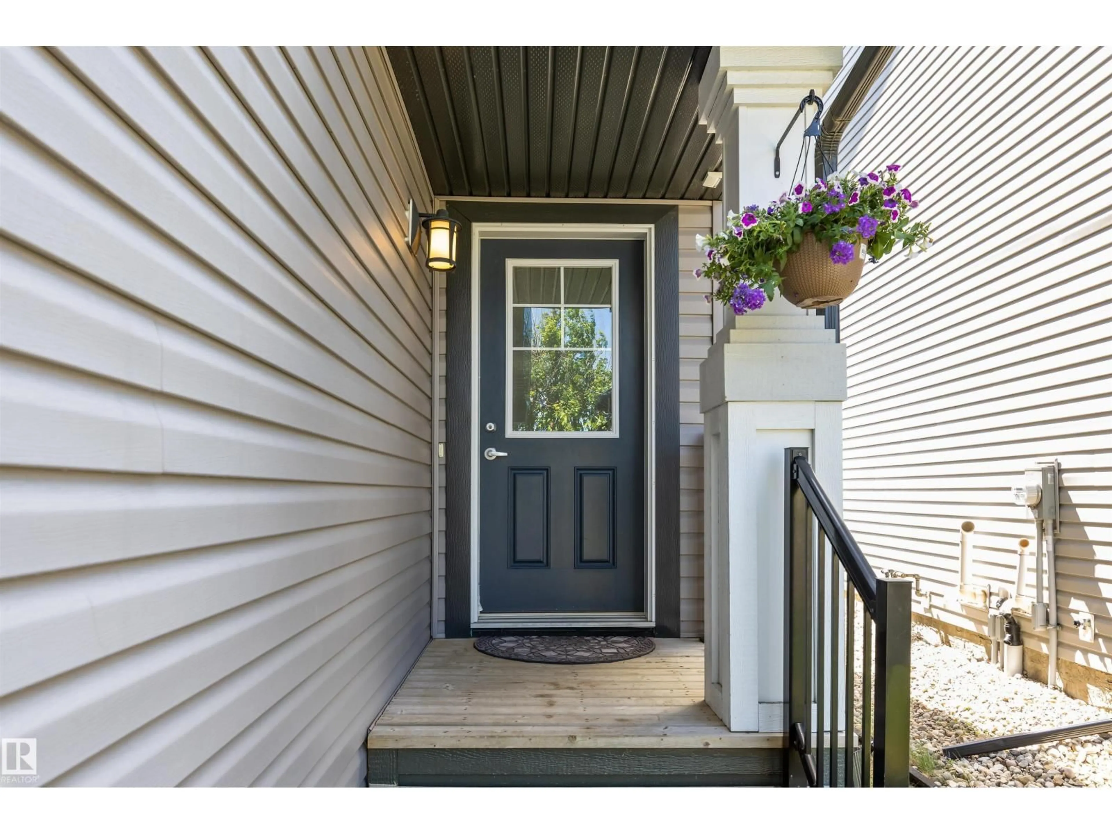 Indoor entryway for 1651 HAMMOND CR, Edmonton Alberta T6M0L8