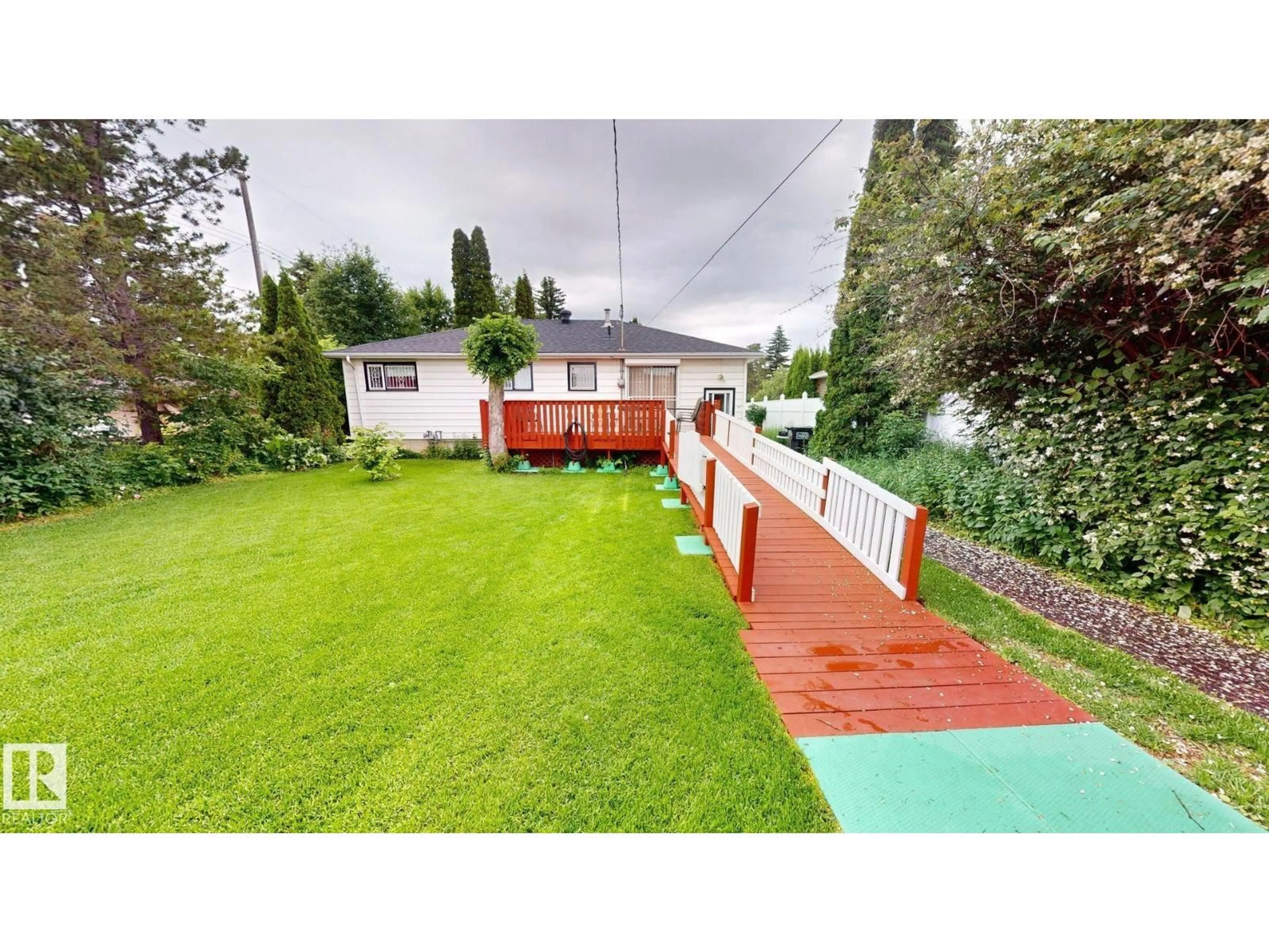A pic from outside/outdoor area/front of a property/back of a property/a pic from drone, street for 13915 135A AV, Edmonton Alberta T5L4A1