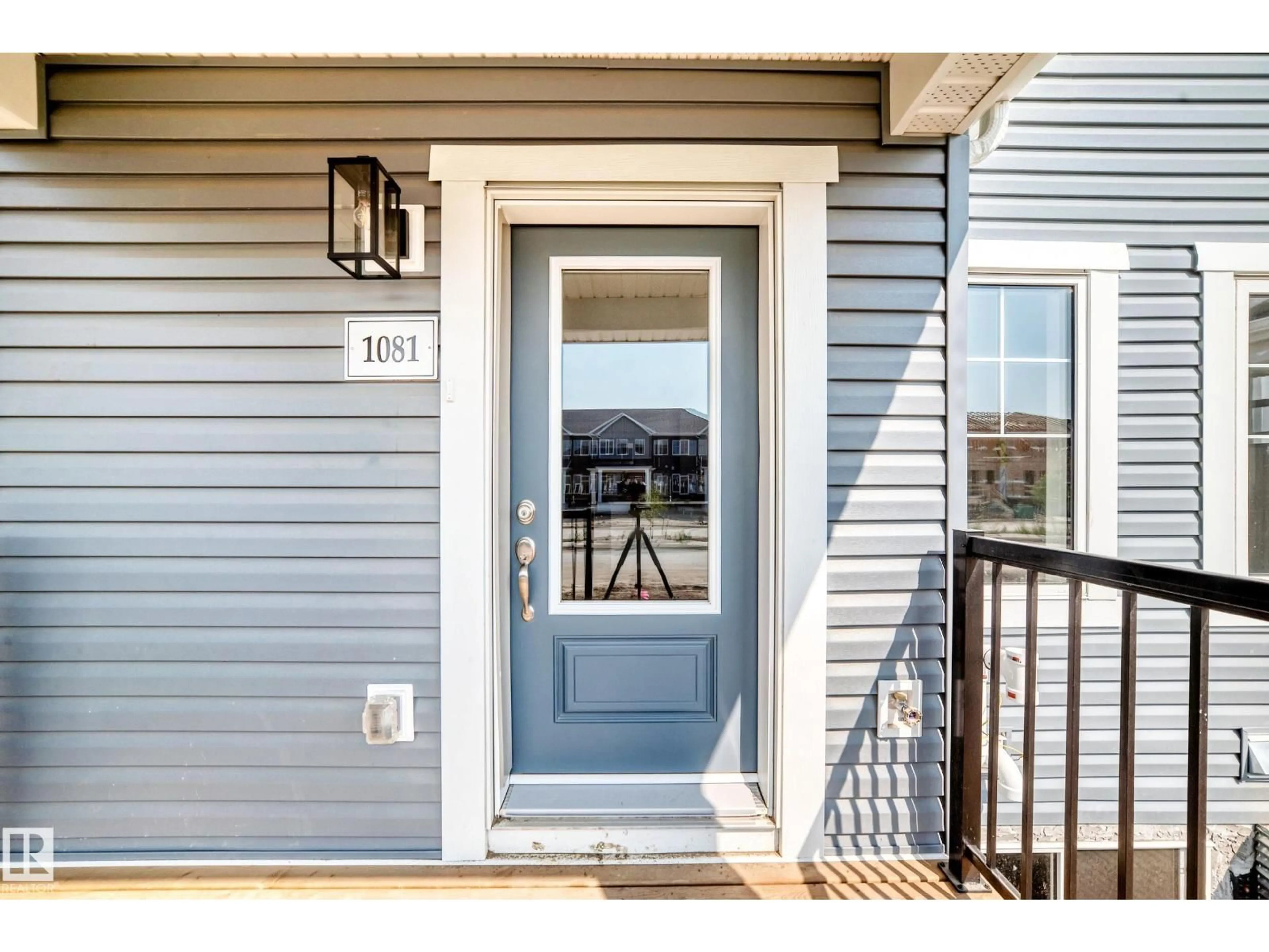 Indoor entryway for 1081 HEARTHSTONE BV, Sherwood Park Alberta T8H3A8