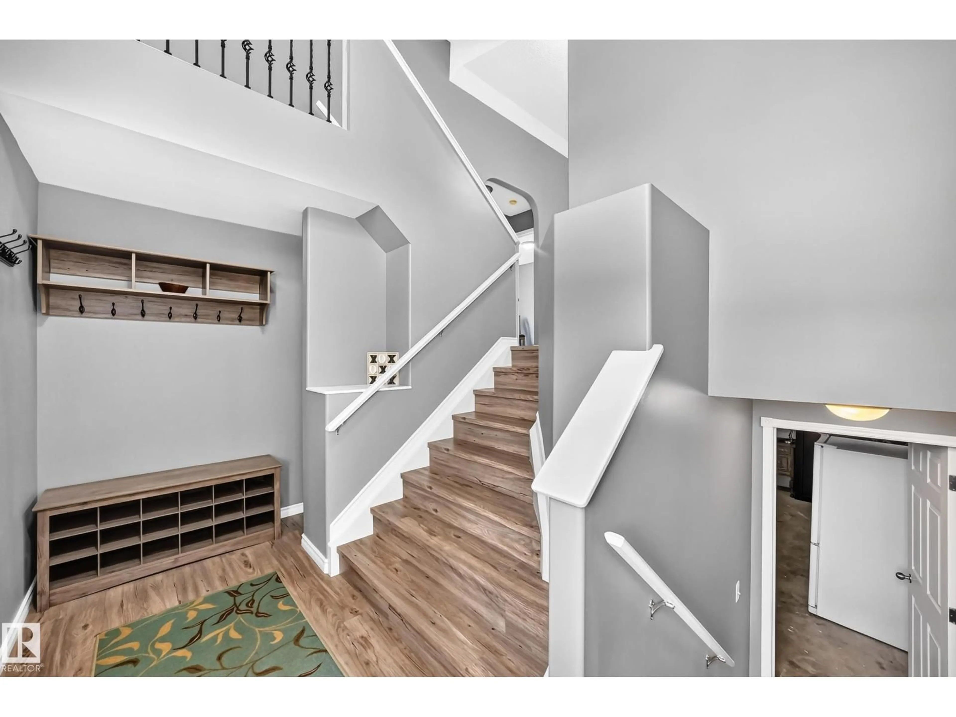 Indoor entryway for 312 GIBB CL, Edmonton Alberta T5T6W8