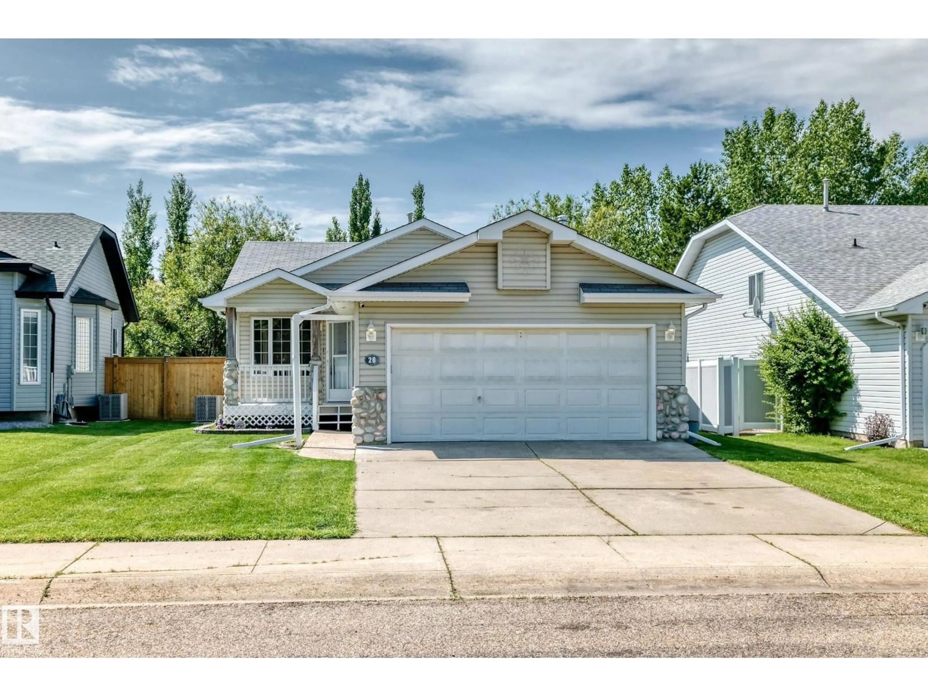 Home with vinyl exterior material, street for 28 DALTON, Sherwood Park Alberta T8H1T5