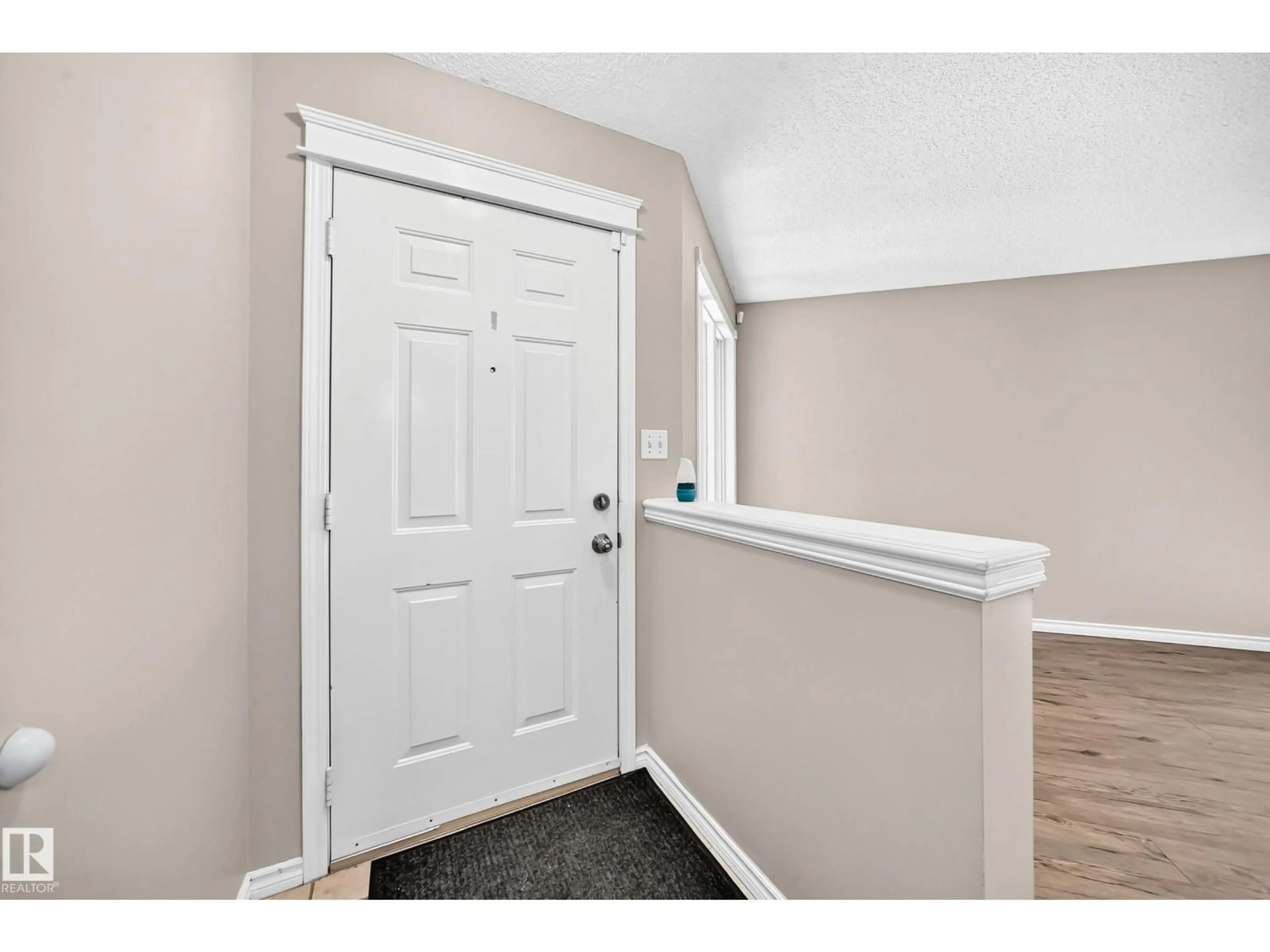 Indoor entryway for 28 DALTON, Sherwood Park Alberta T8H1T5